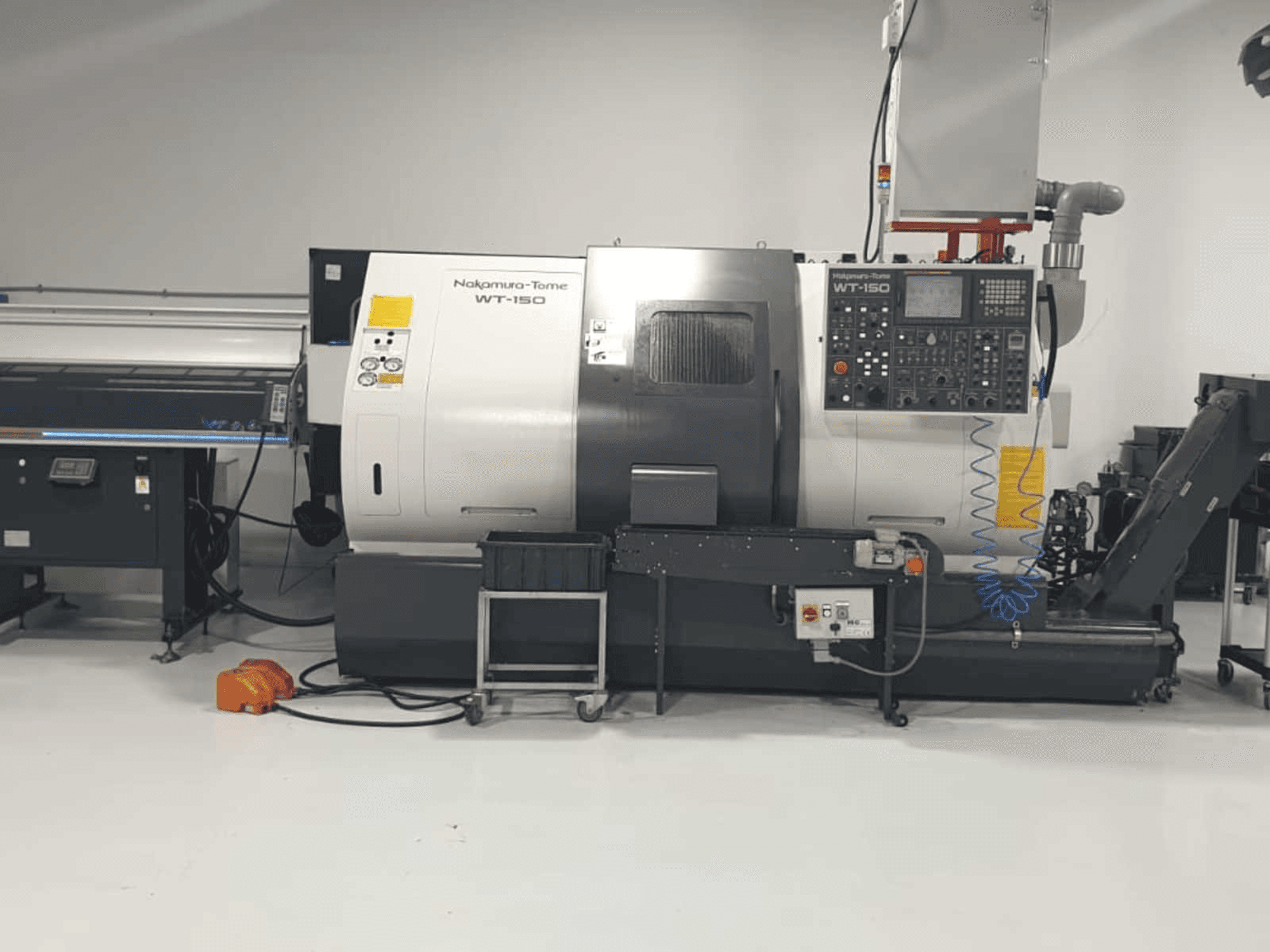 Vista frontale della macchina NAKAMURA-TOME WT-150