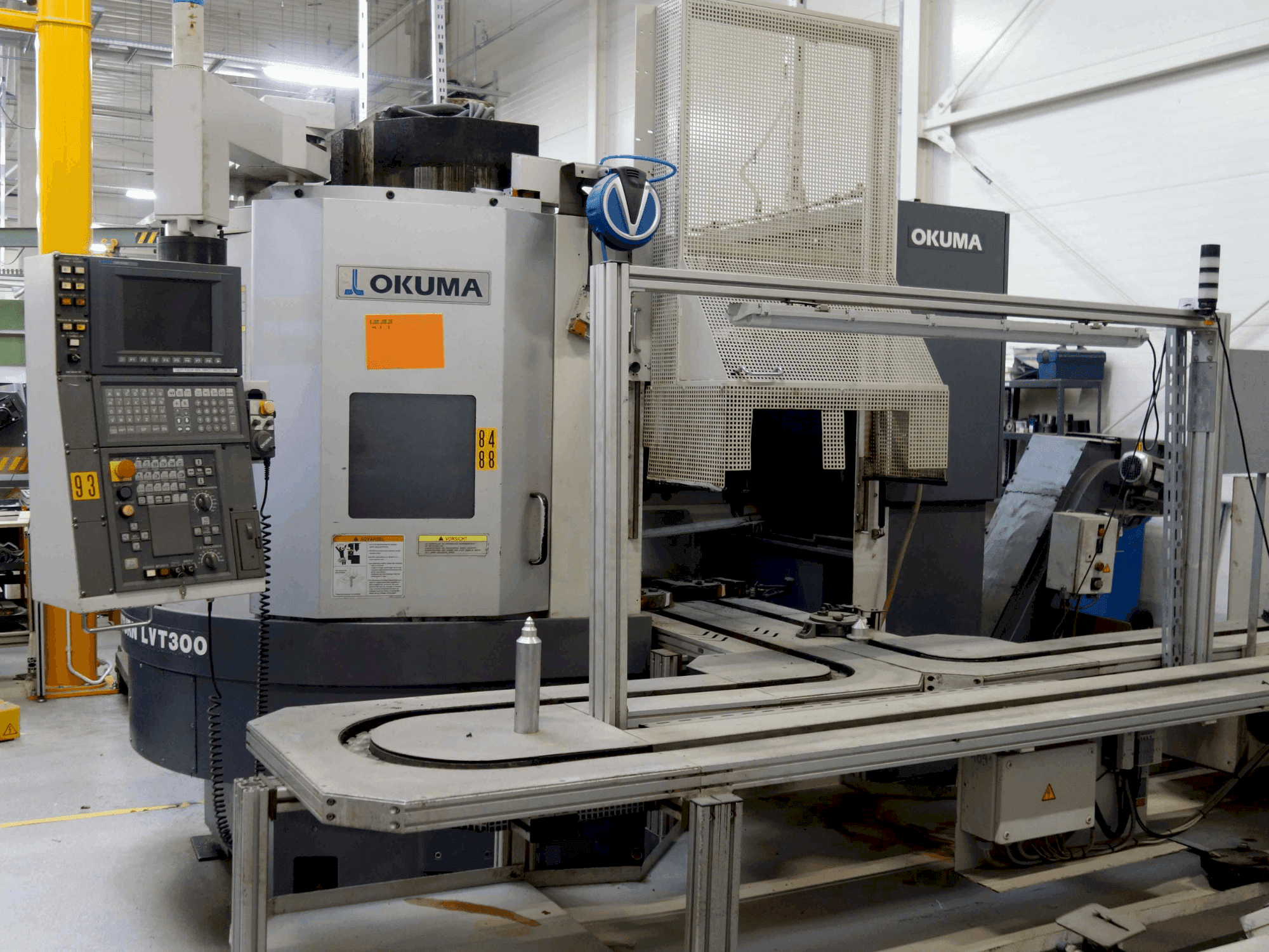 Vista frontale della macchina Okuma LVT 300