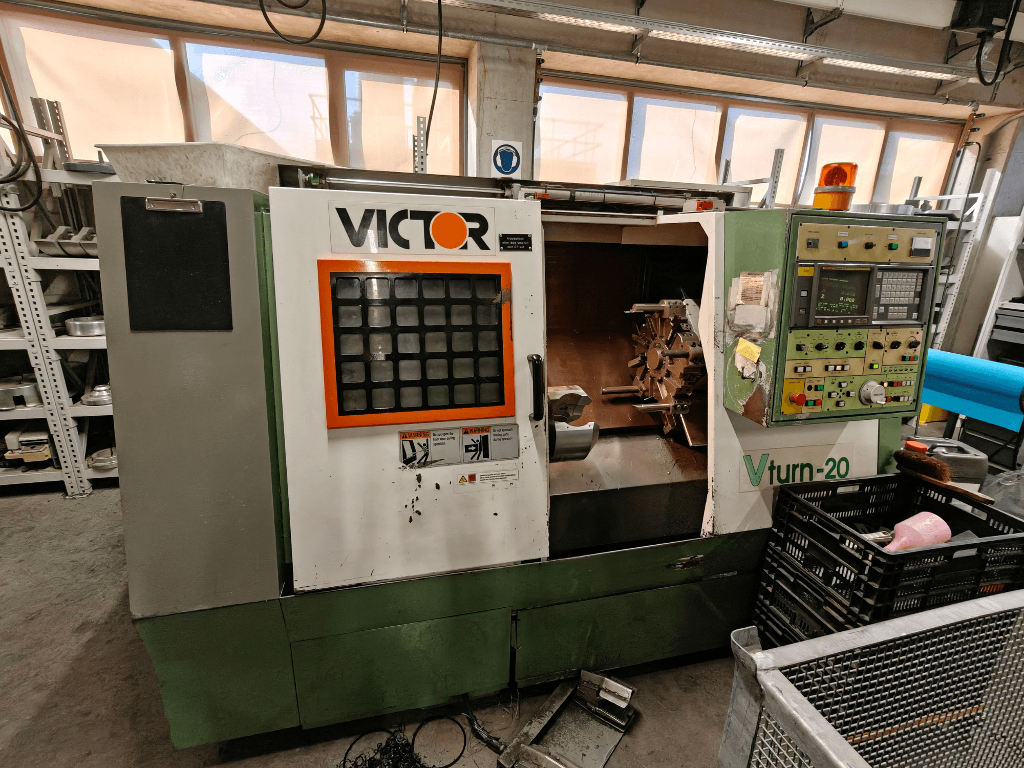 Tornio orizzontale Victor Vturn-20, vista laterale, con pannello di controllo, mandrino e area di lavoro per la lavorazione.