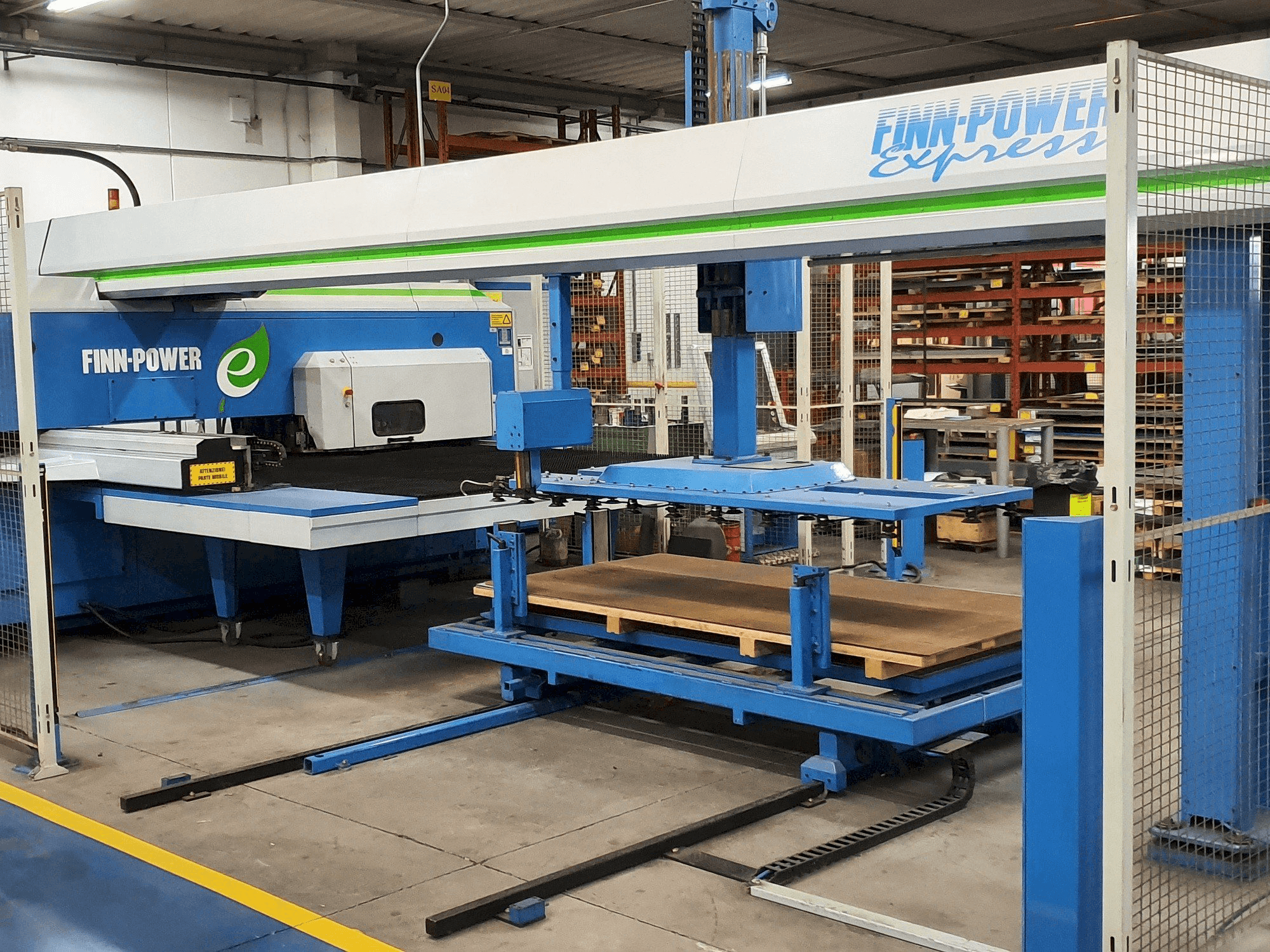 Vista frontale della macchina Finn-Power E5 U