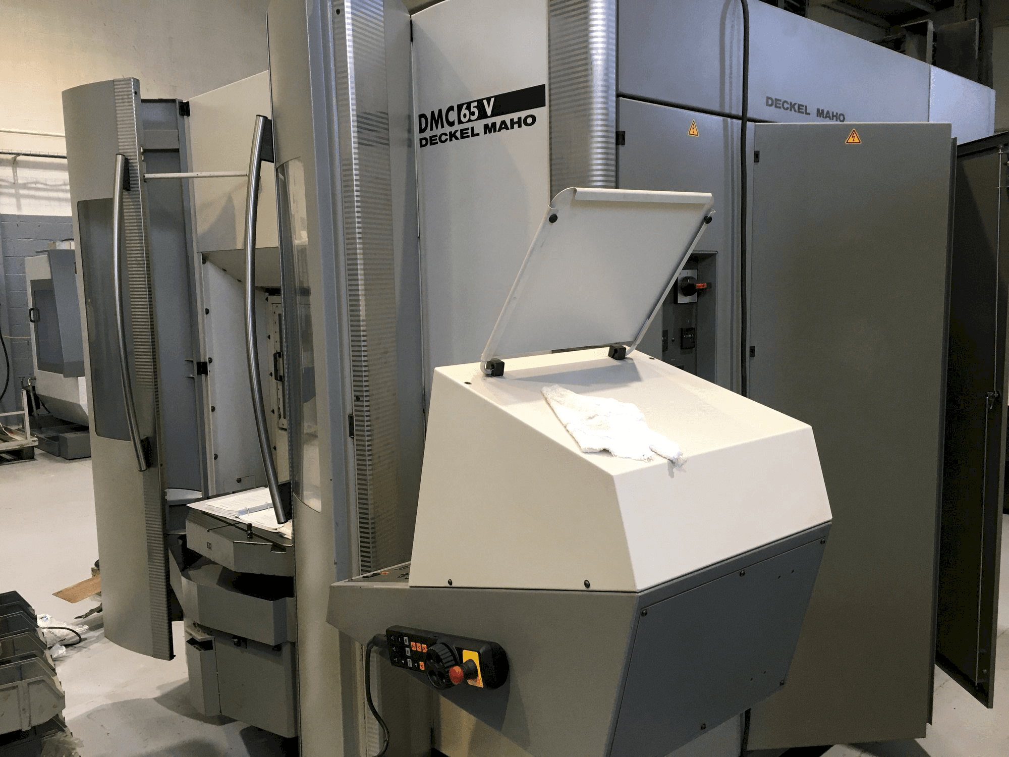 Vista frontale della macchina DECKEL MAHO DMC 65V