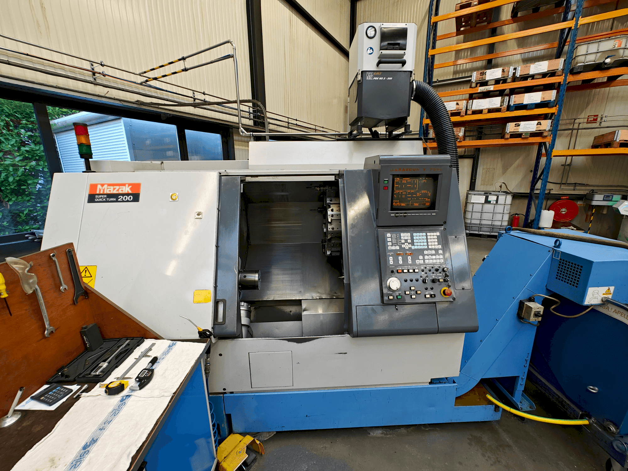Vista frontale della macchina Mazak SQT-200