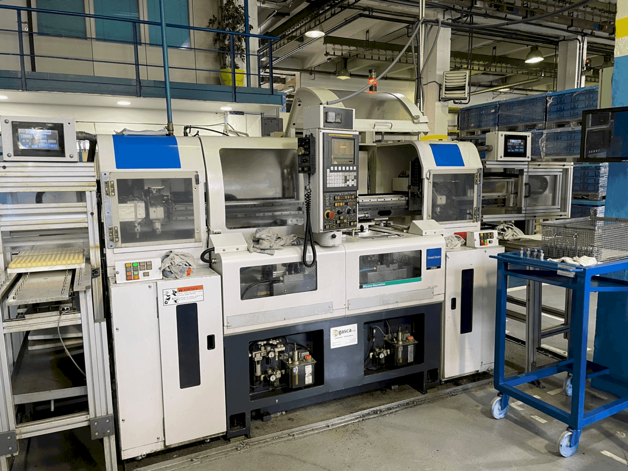 Vista frontale della macchina Miyano GN-3200W