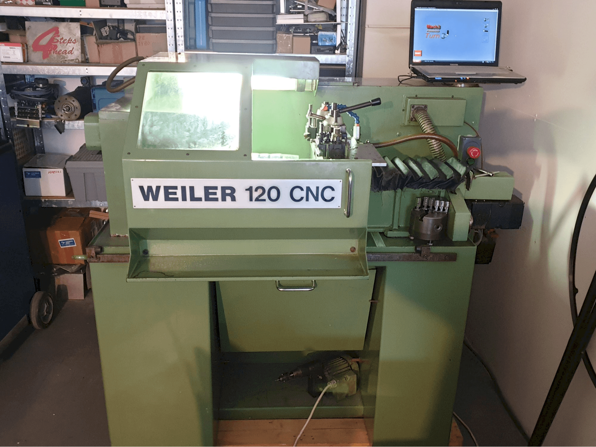 Vista frontale della macchina Weiler 120 CNC