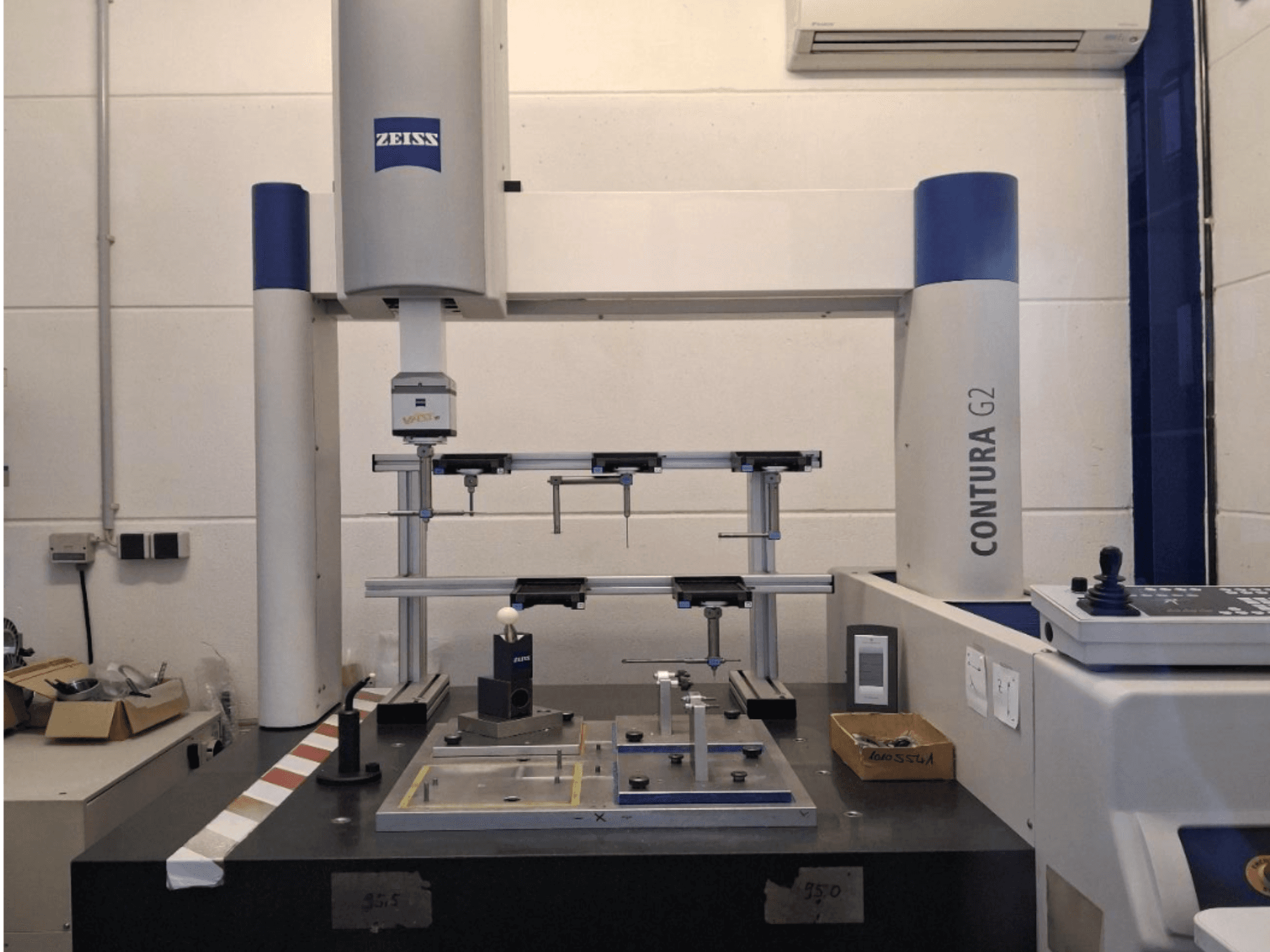 La CMM ZEISS Contura G2 in un laboratorio, che mostra l'apparato di misura e il pannello di controllo da una vista frontale.