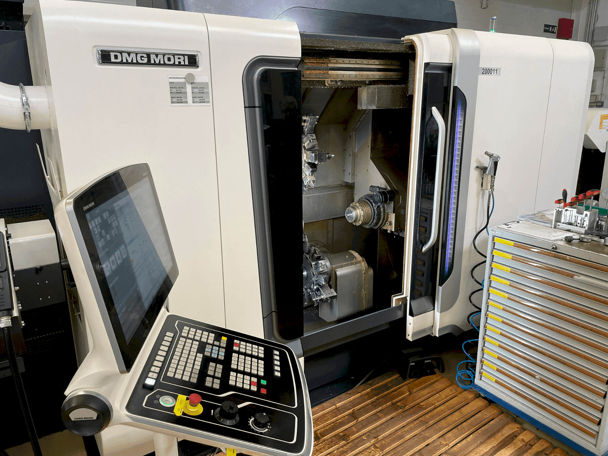 Vista lato sinistro della macchina DMG MORI Sprint 50 2T