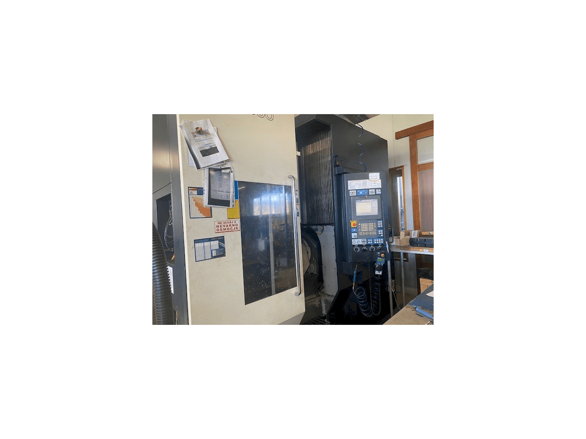 Vista frontale della macchina Makino D500