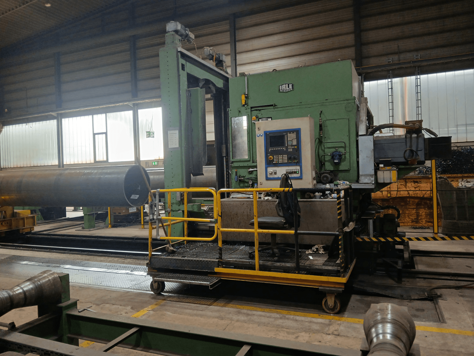Centro di lavorazione orizzontale CNC IRLE IRD 1600 visto di lato, con particolare attenzione al pannello di controllo e al sistema di guide per pezzi pesanti.