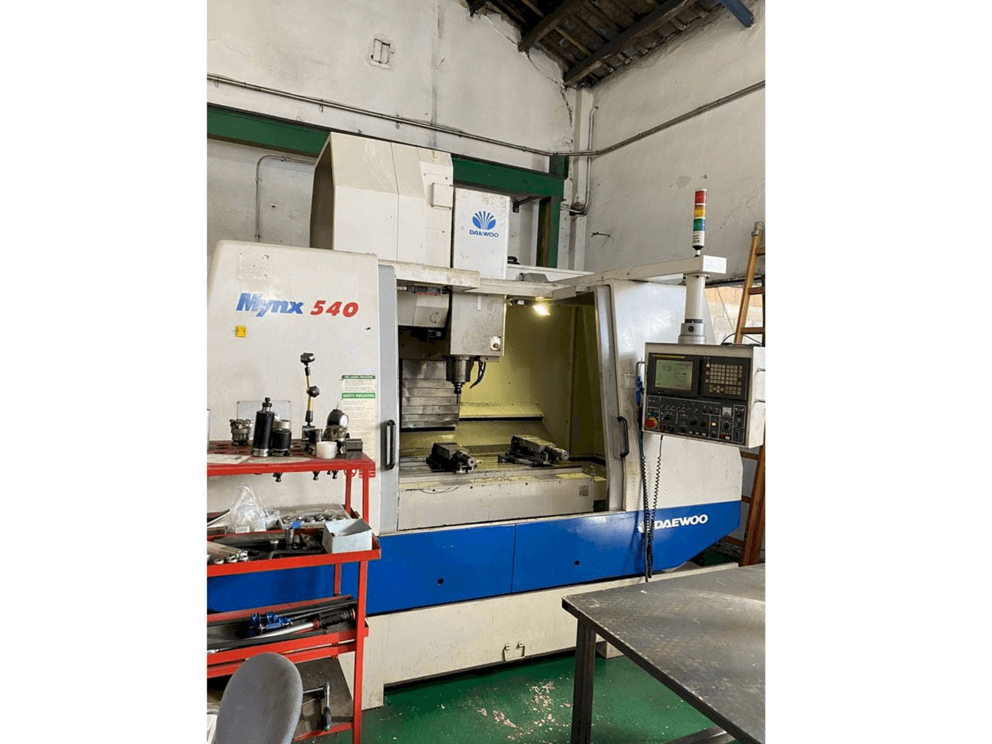 Vista frontale della macchina DAEWOO Mynx 540