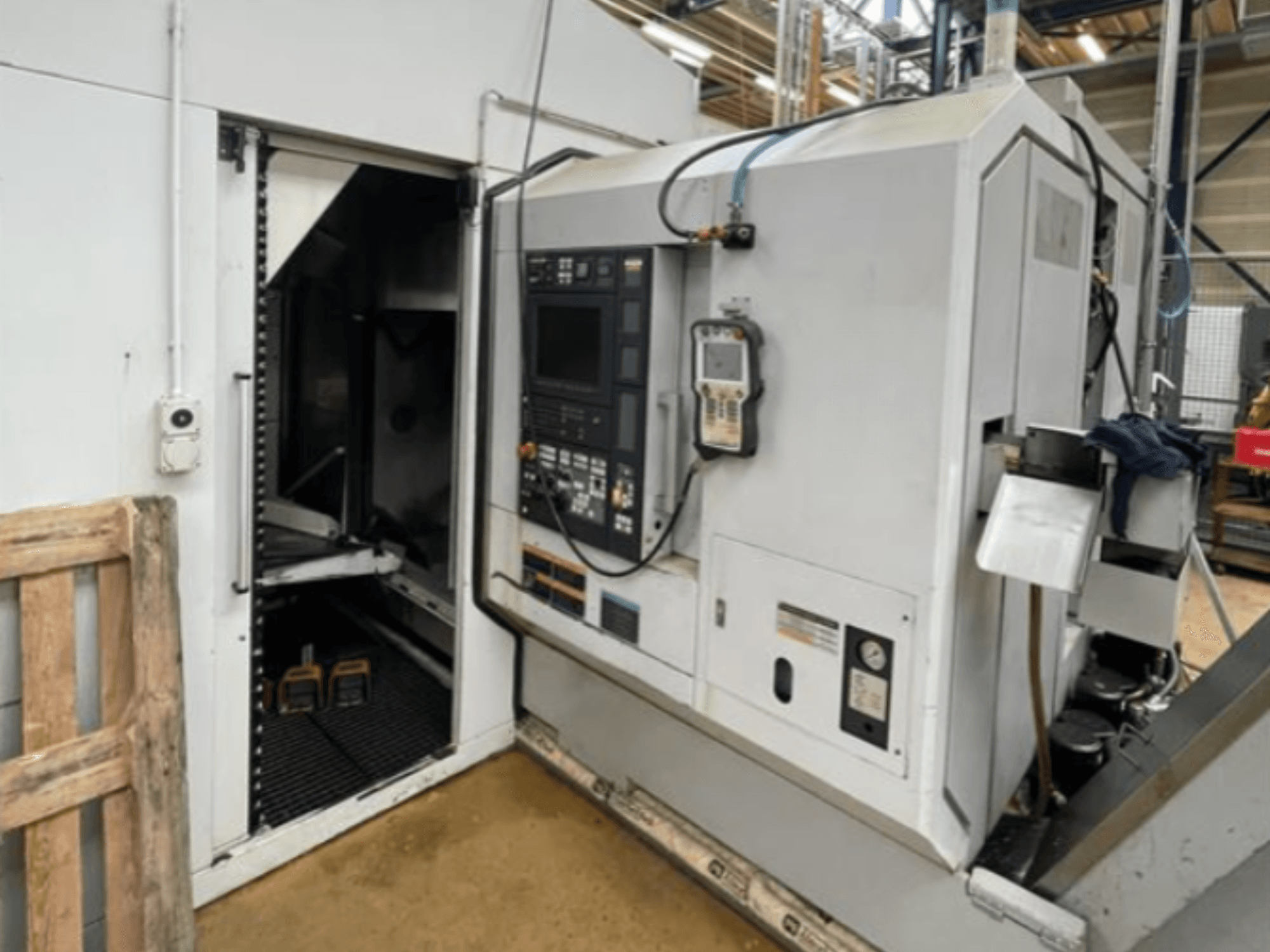 Tornio orizzontale DMG Mori Seiki NZ2000T3Y2, vista laterale che mostra il pannello di controllo e l'interno della macchina.