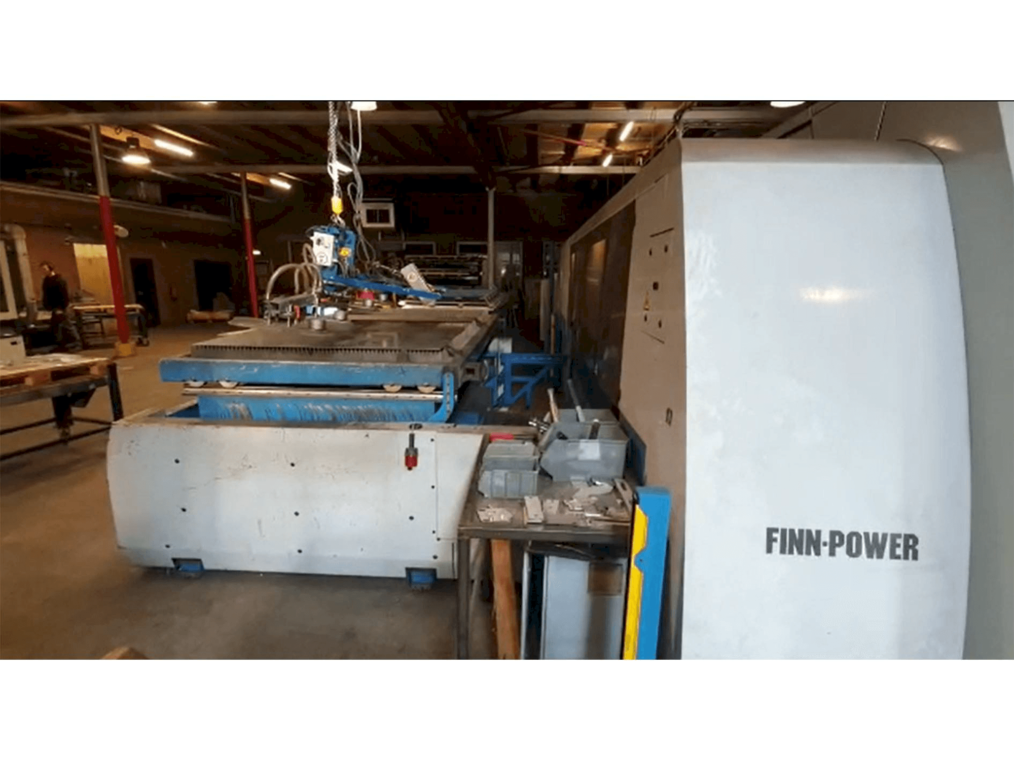 Vista frontale della macchina Finn-Power L6 4kW CO2