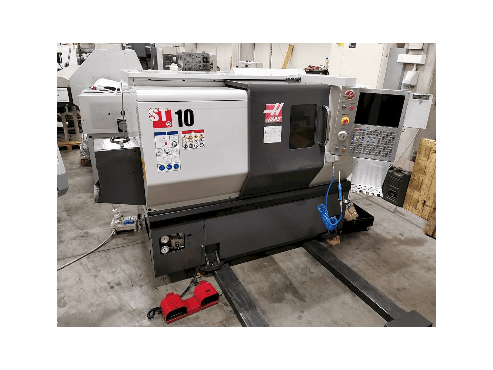 Vista frontale della macchina HAAS ST 10