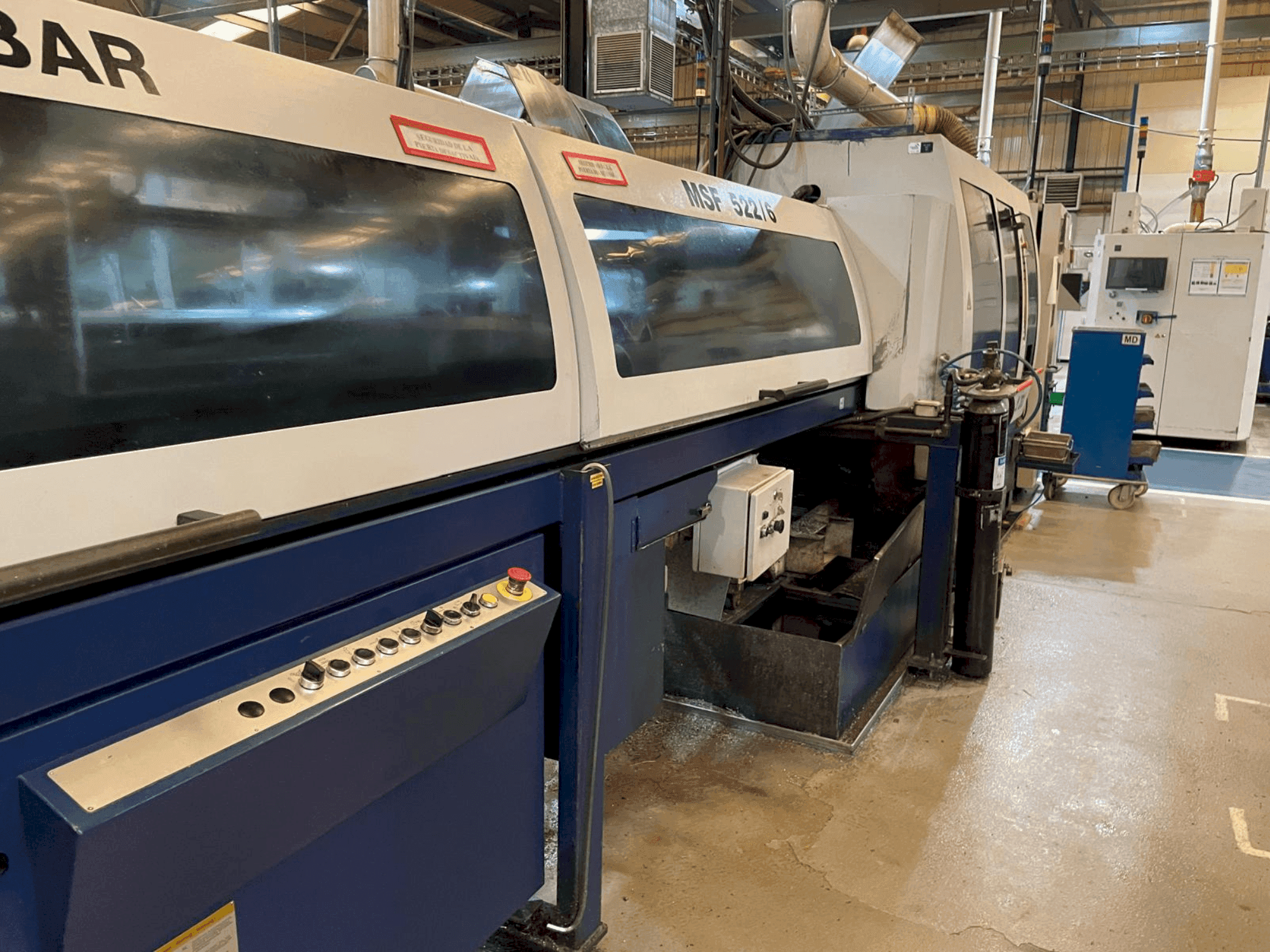 Vista frontale della macchina Tornos-Bechler MultiDeco 26-6 (2000)