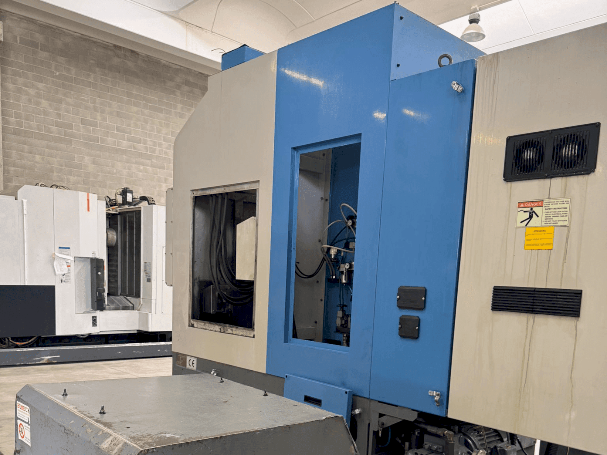 Vista frontale della macchina HYUNDAI KIA Hyundai HiT V5R