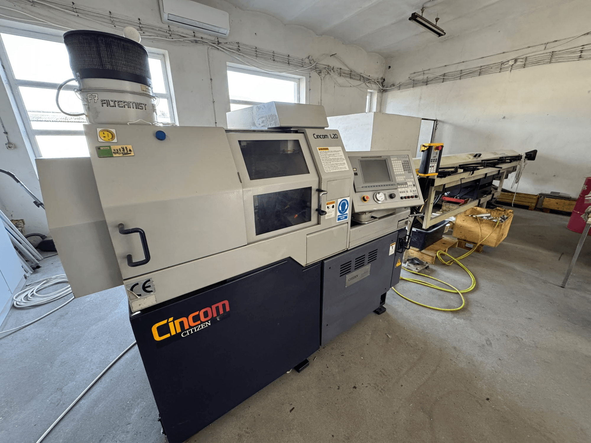 Tornio Citizen Cincom L20 VII Swiss Type visto frontalmente, con in primo piano il pannello di controllo e il sistema di lubrificazione.