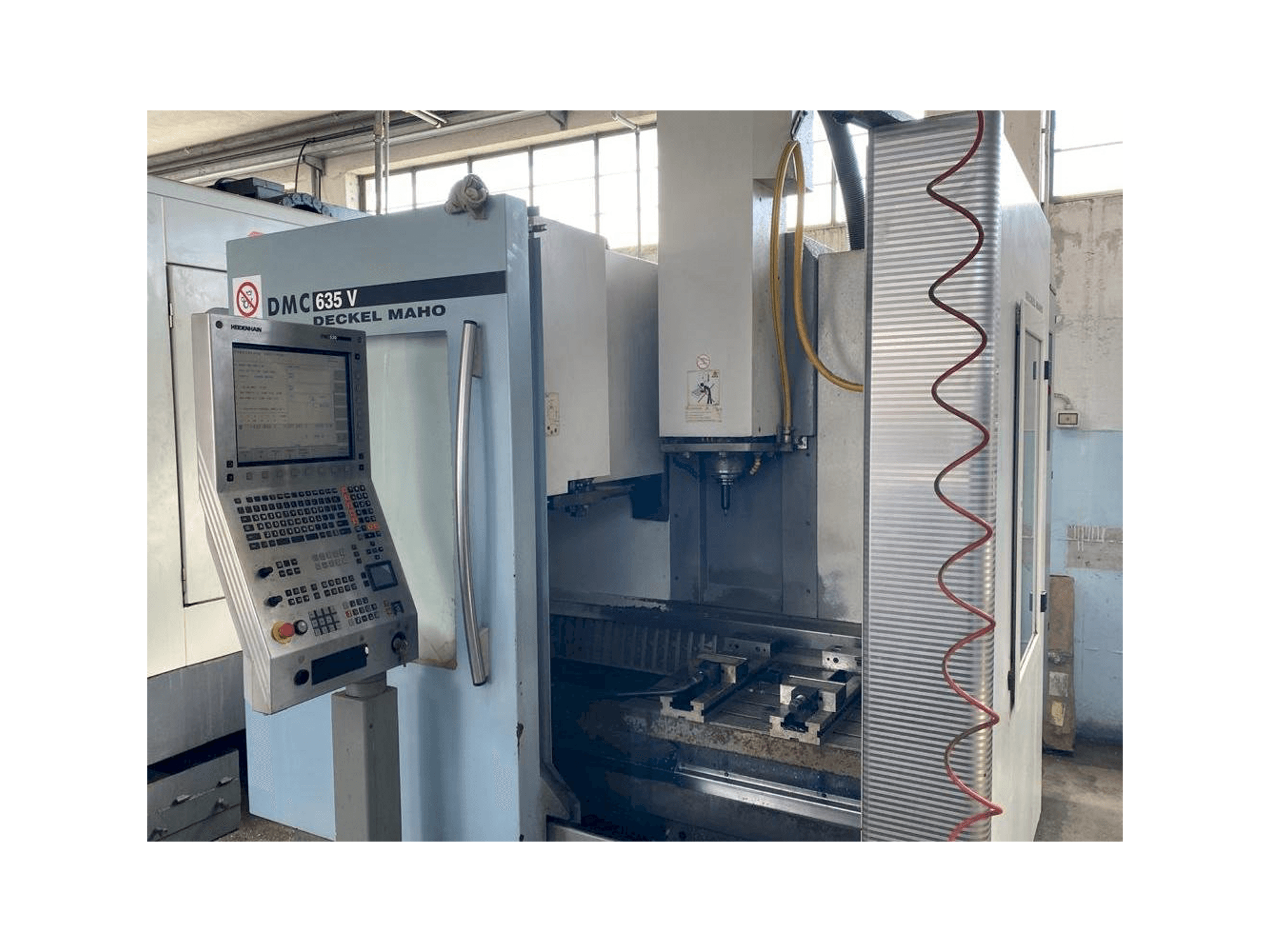 Vista frontale della macchina DECKEL MAHO DMC 635V