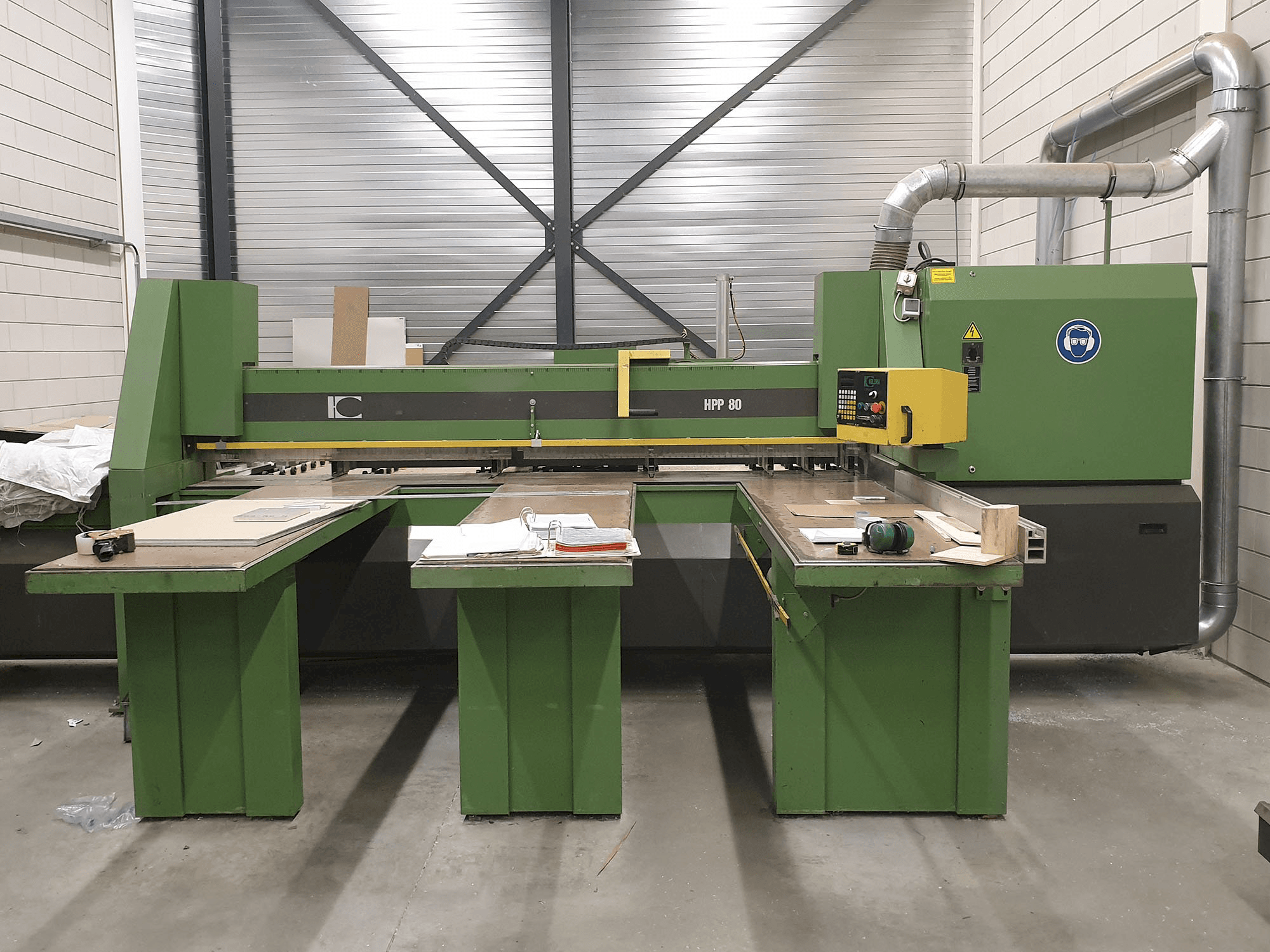 Vista frontale della macchina HOLZMA HPP 80/32