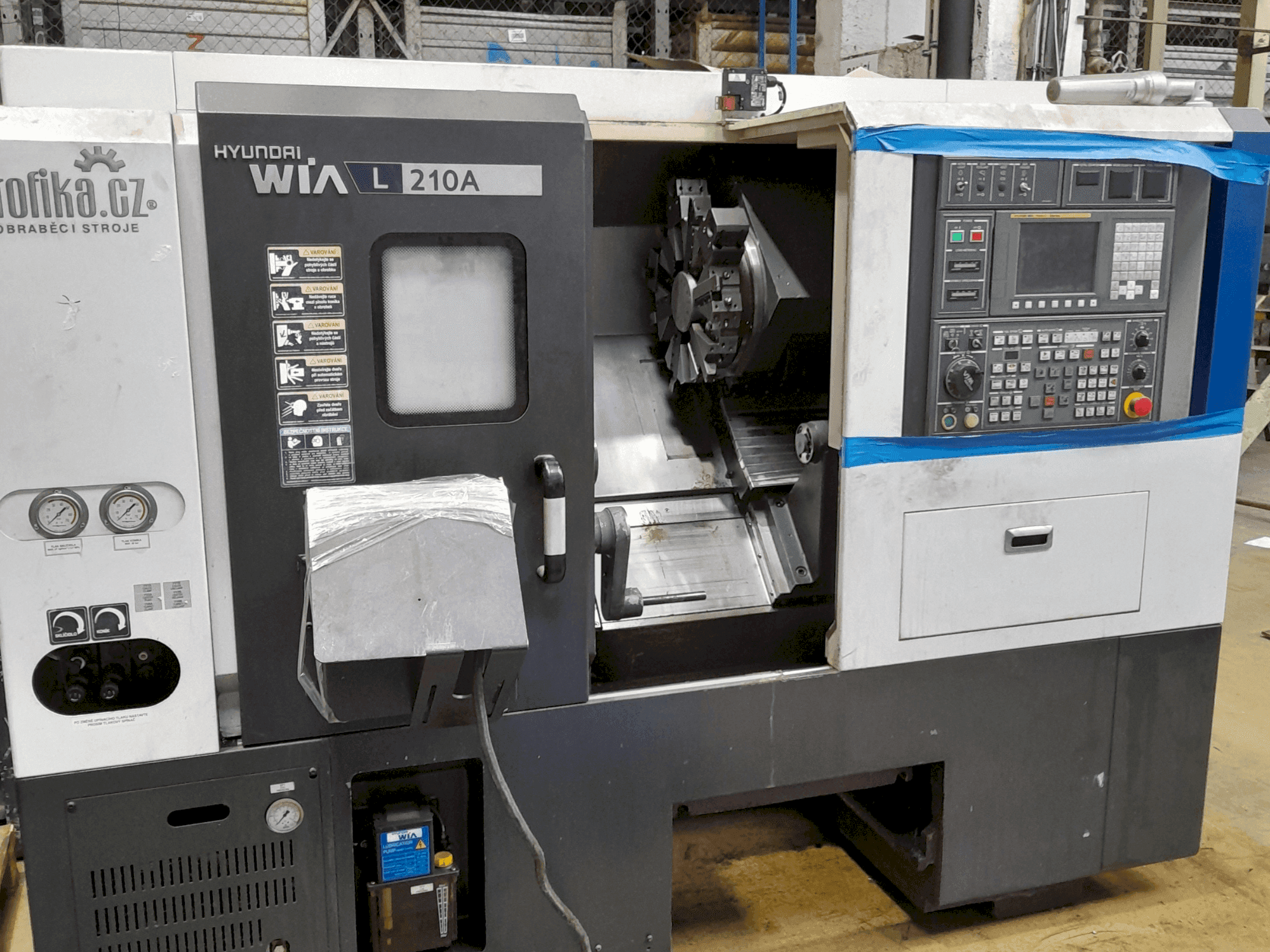 Vista frontale della macchina Hyundai Wia L210A