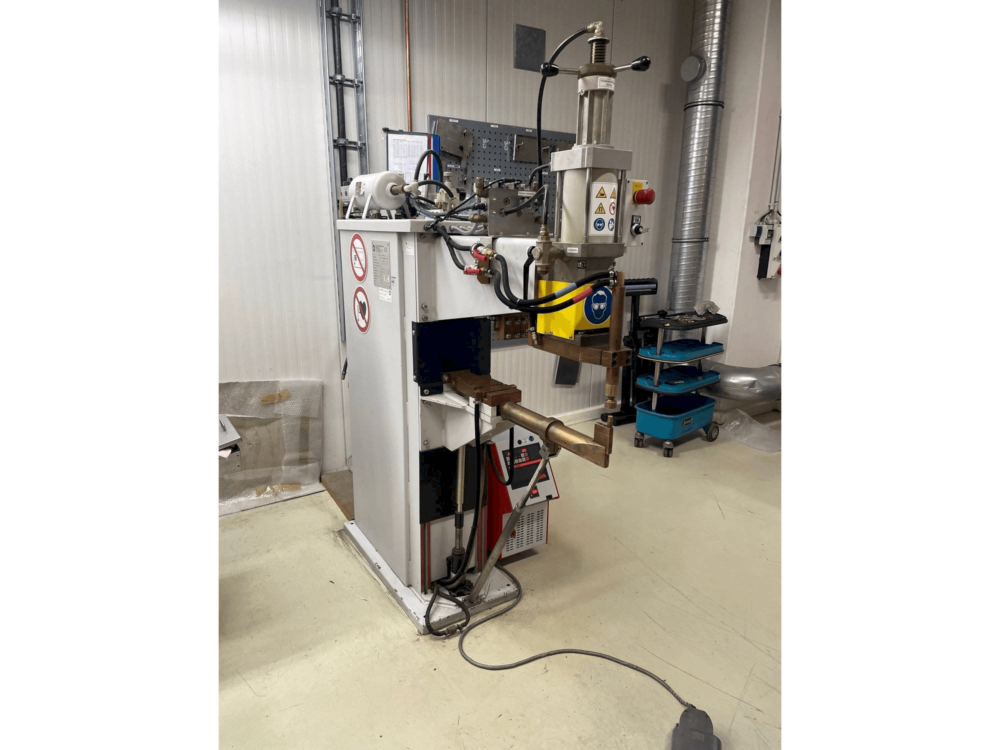 Vista frontale della macchina ESD 8212 S