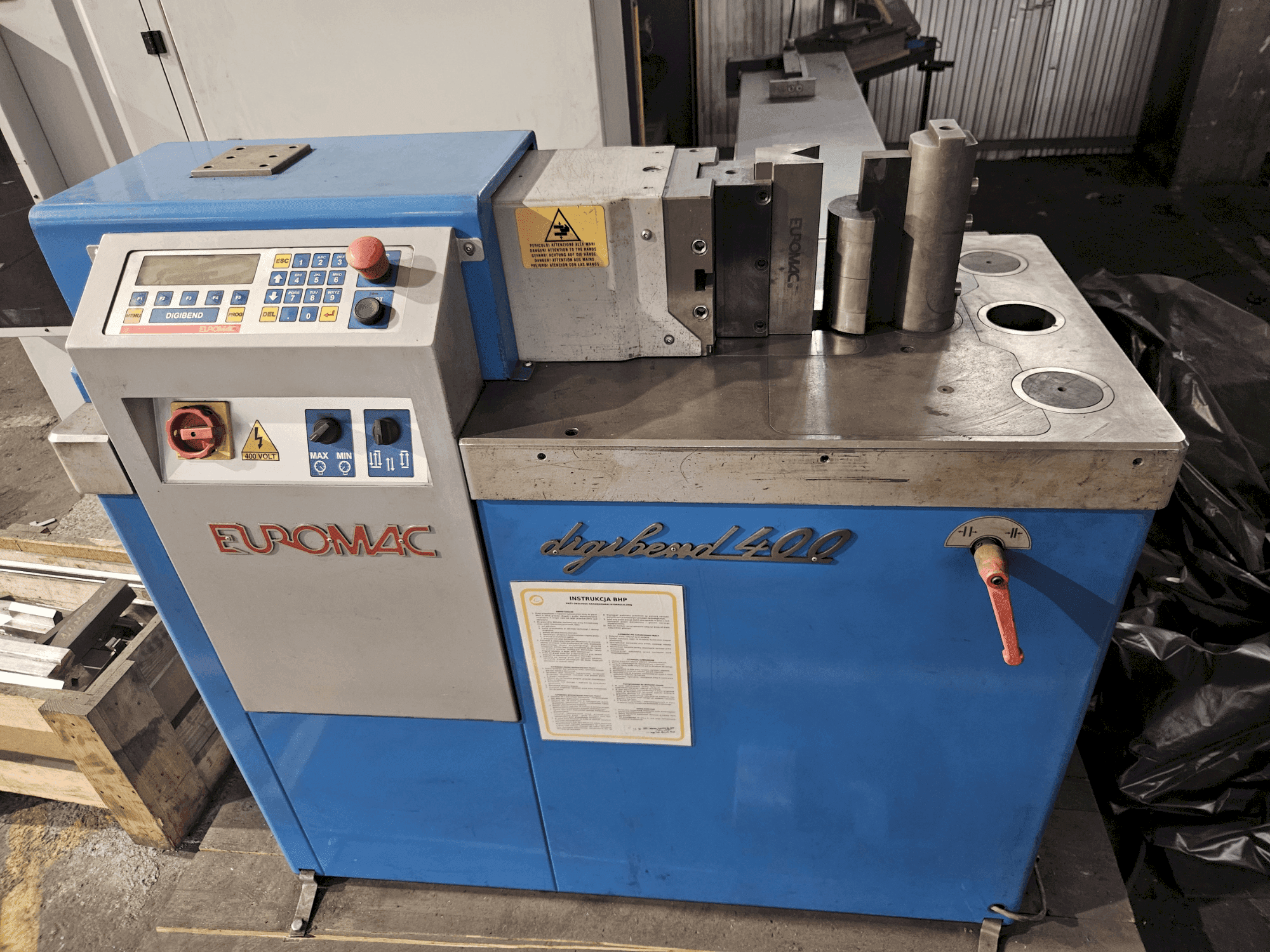 Vista frontale della macchina Euromac DIGIBEND 400 CNC