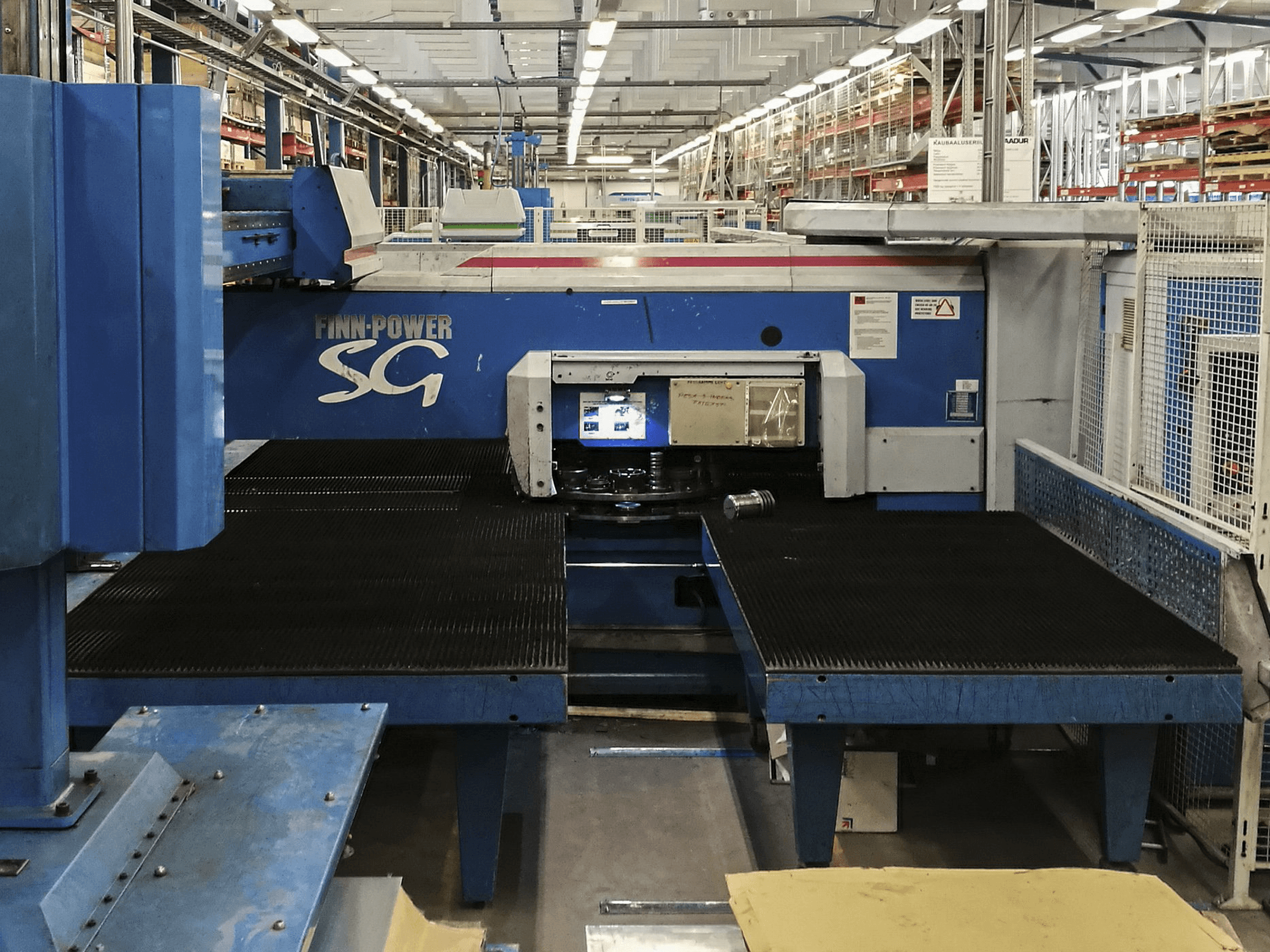 Vista frontale della macchina Finn-Power TRS 6 SB