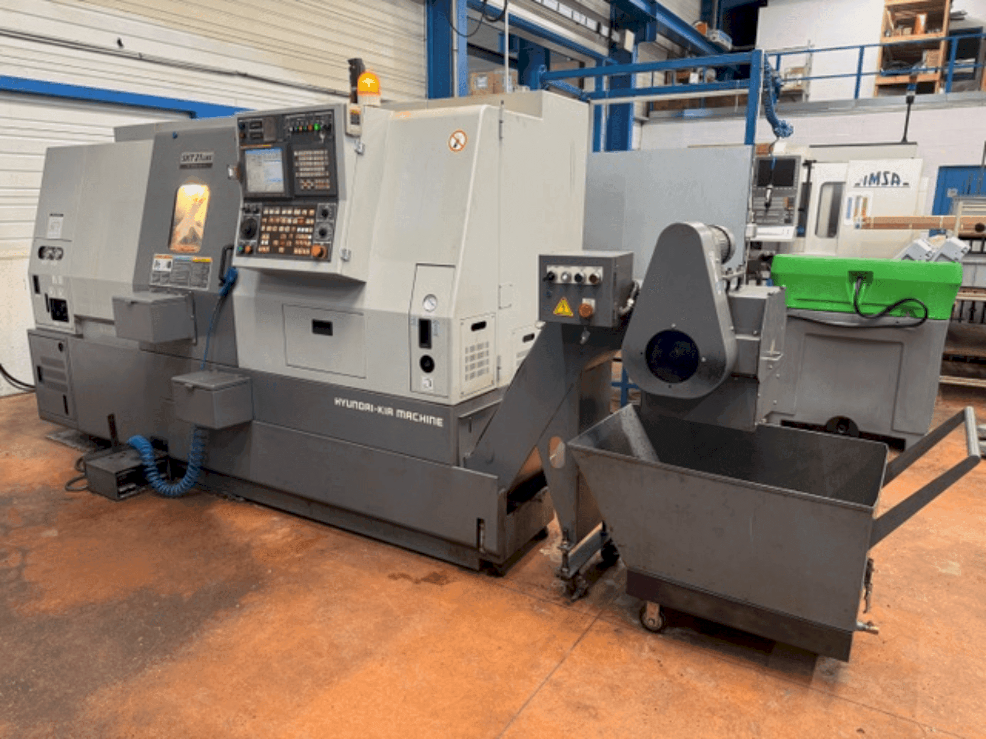 Vista frontale della macchina HYUNDAI KIA SKT21LMS