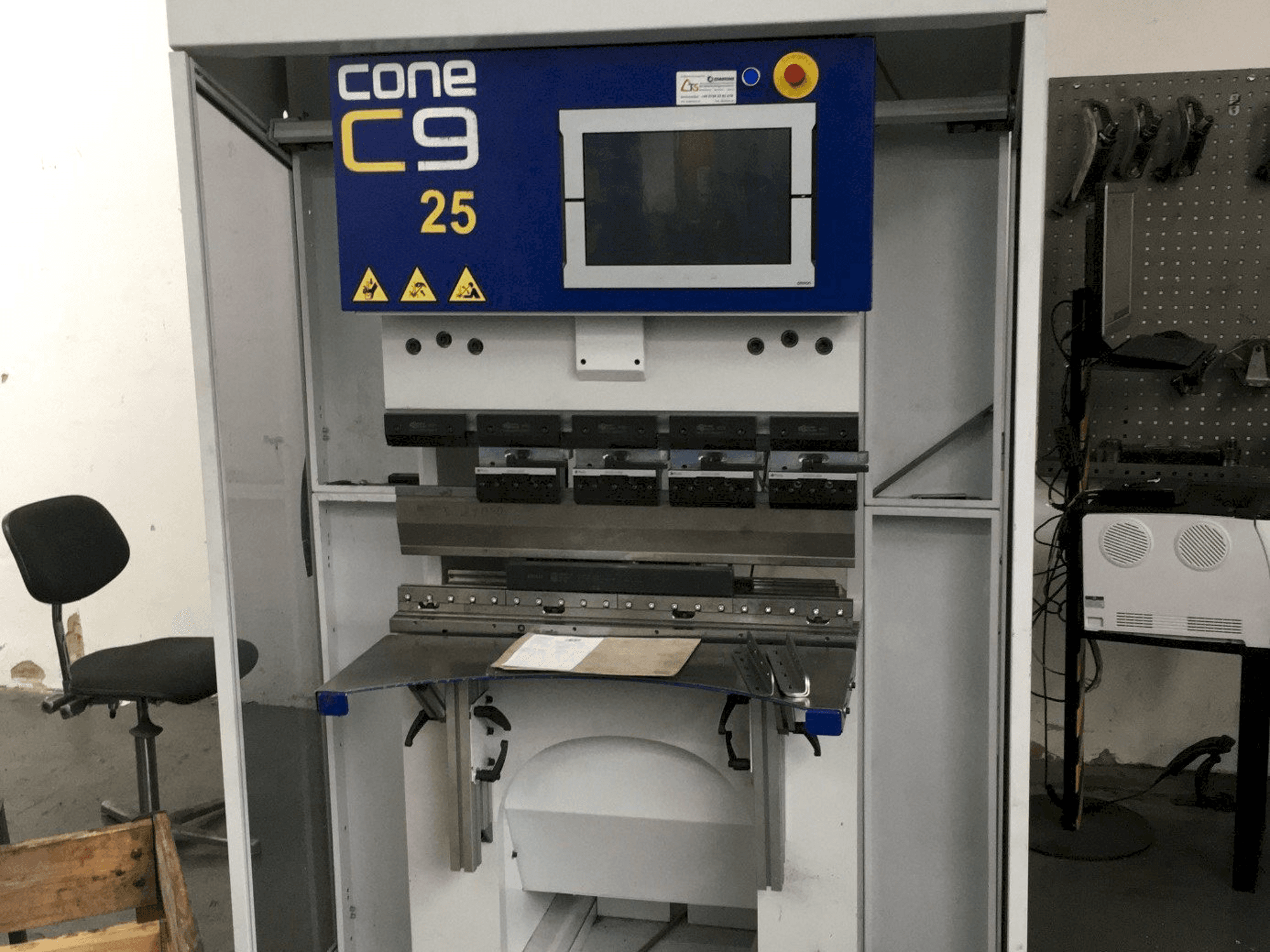 Vista frontale della macchina COASTONE Cone C9