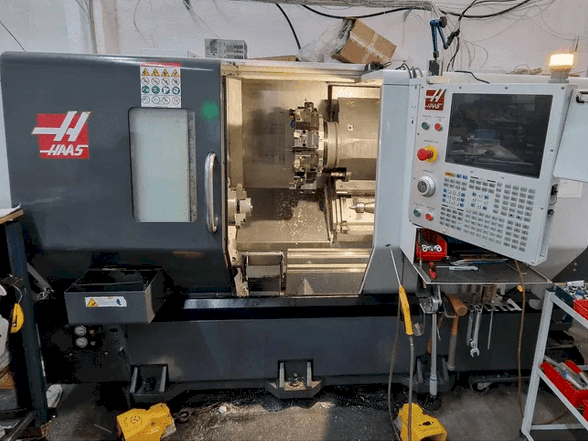 Vista frontale della macchina HAAS ST-20Y