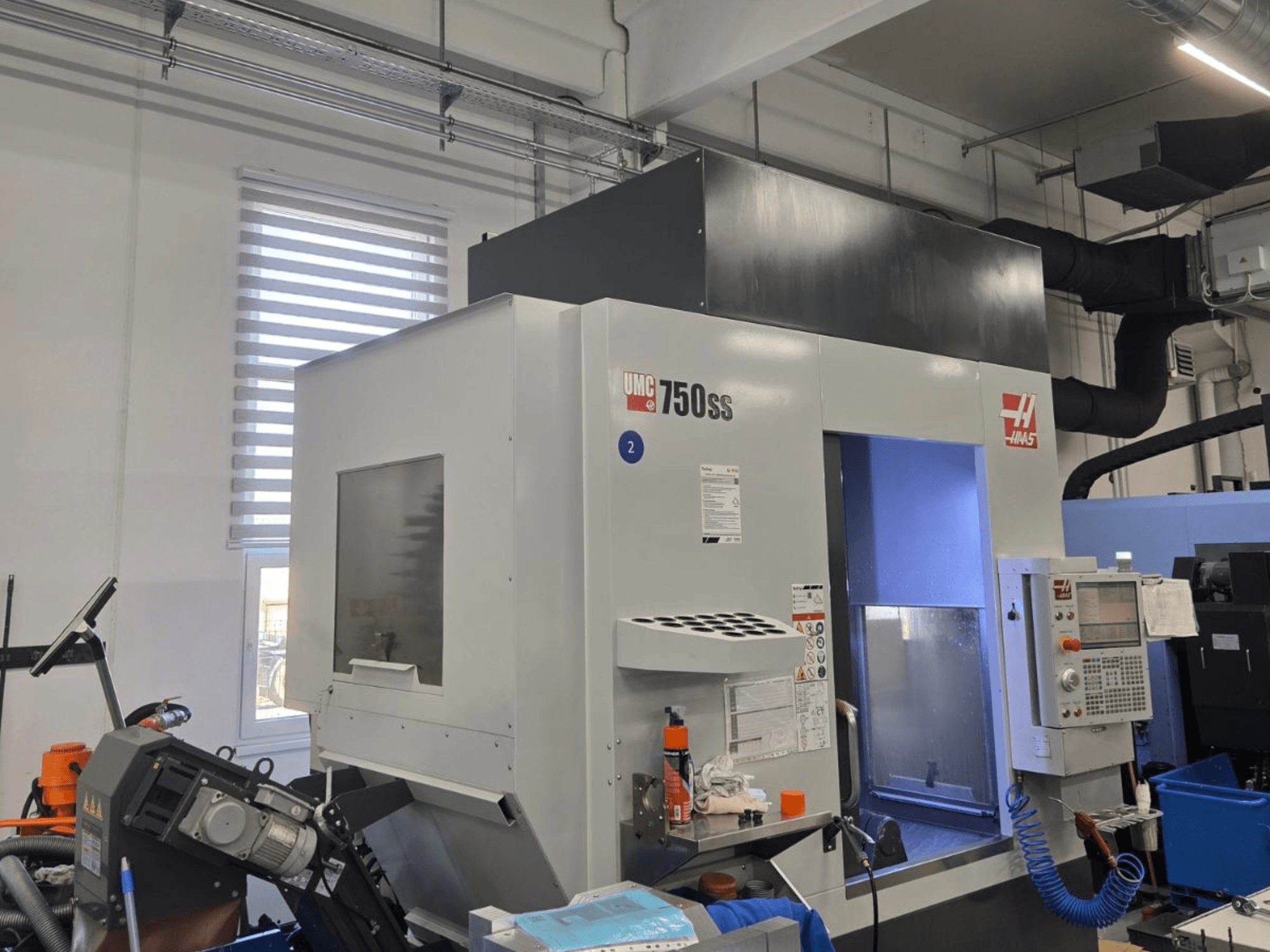 Centro di lavoro verticale Haas UMC-750SS, vista frontale, con pannello di controllo e accesso libero all'area di lavorazione.
