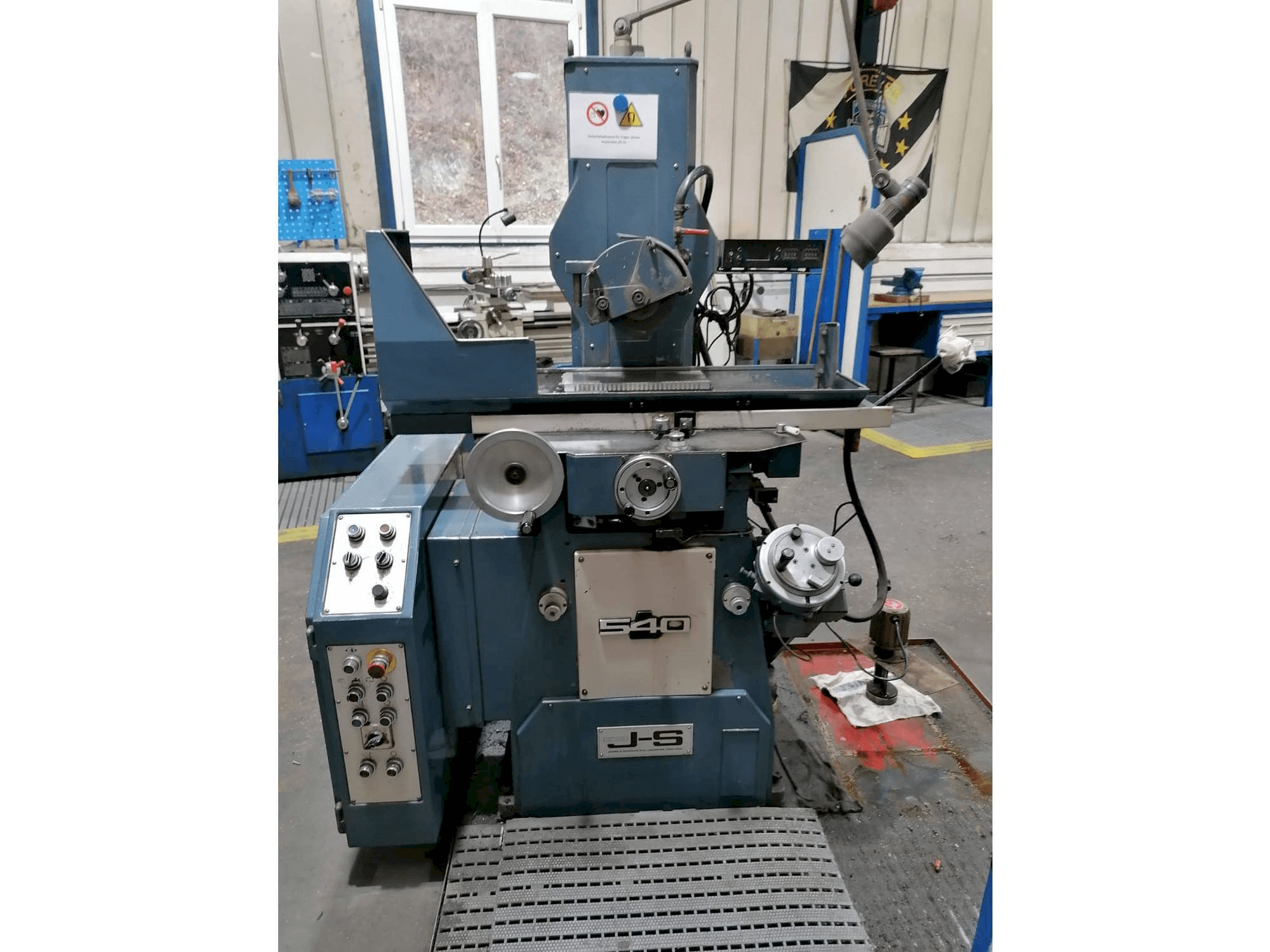 Vista frontale della macchina Jones & Shipman 540