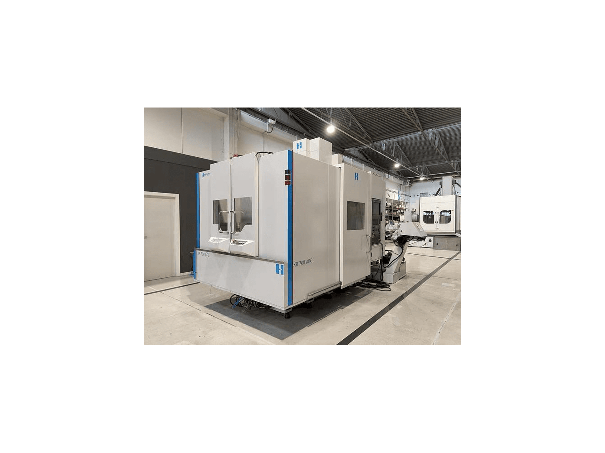 Vista frontale della macchina Bridgeport XR-700 APC