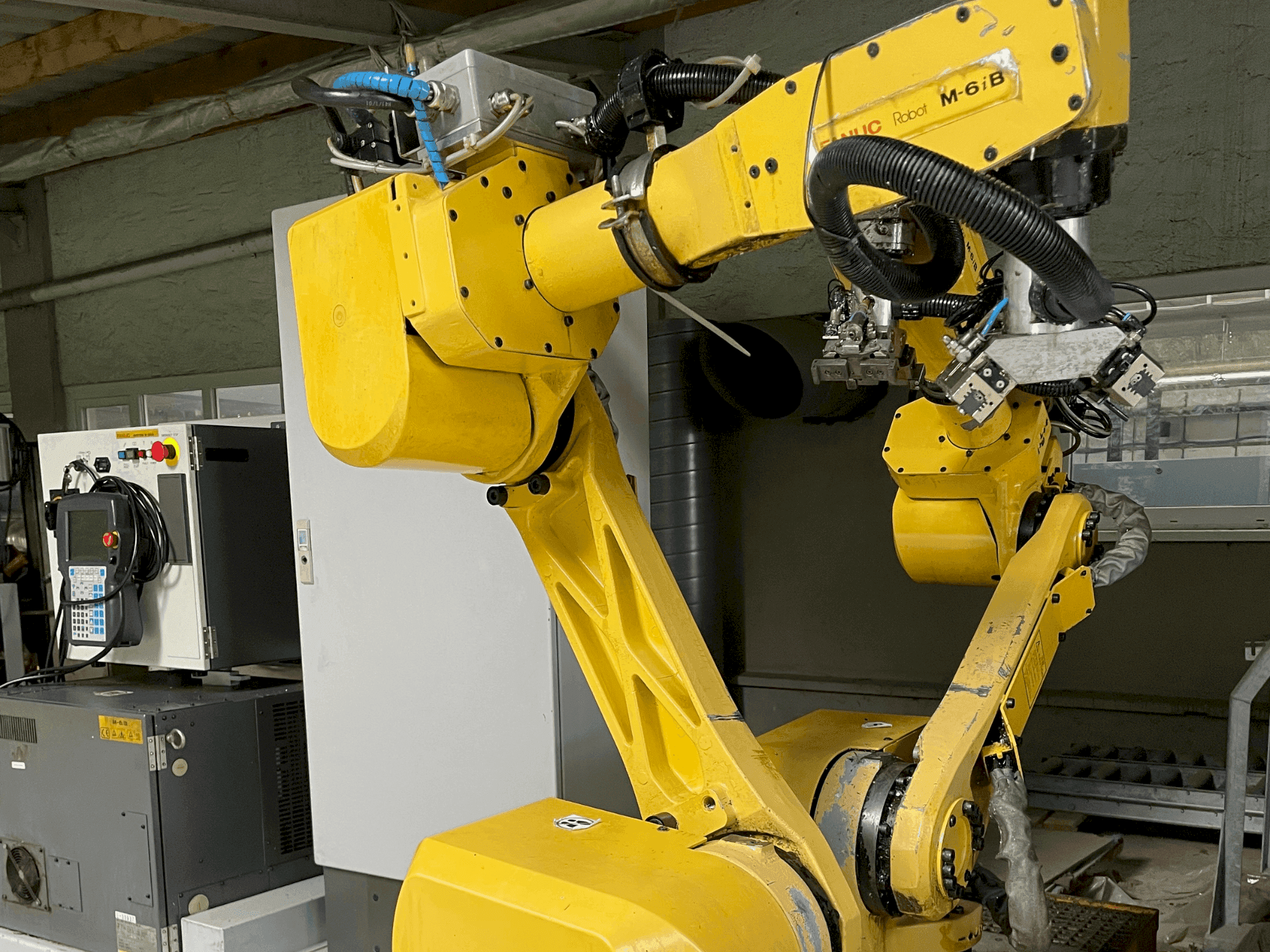 Vista frontale della macchina FANUC M-6iB