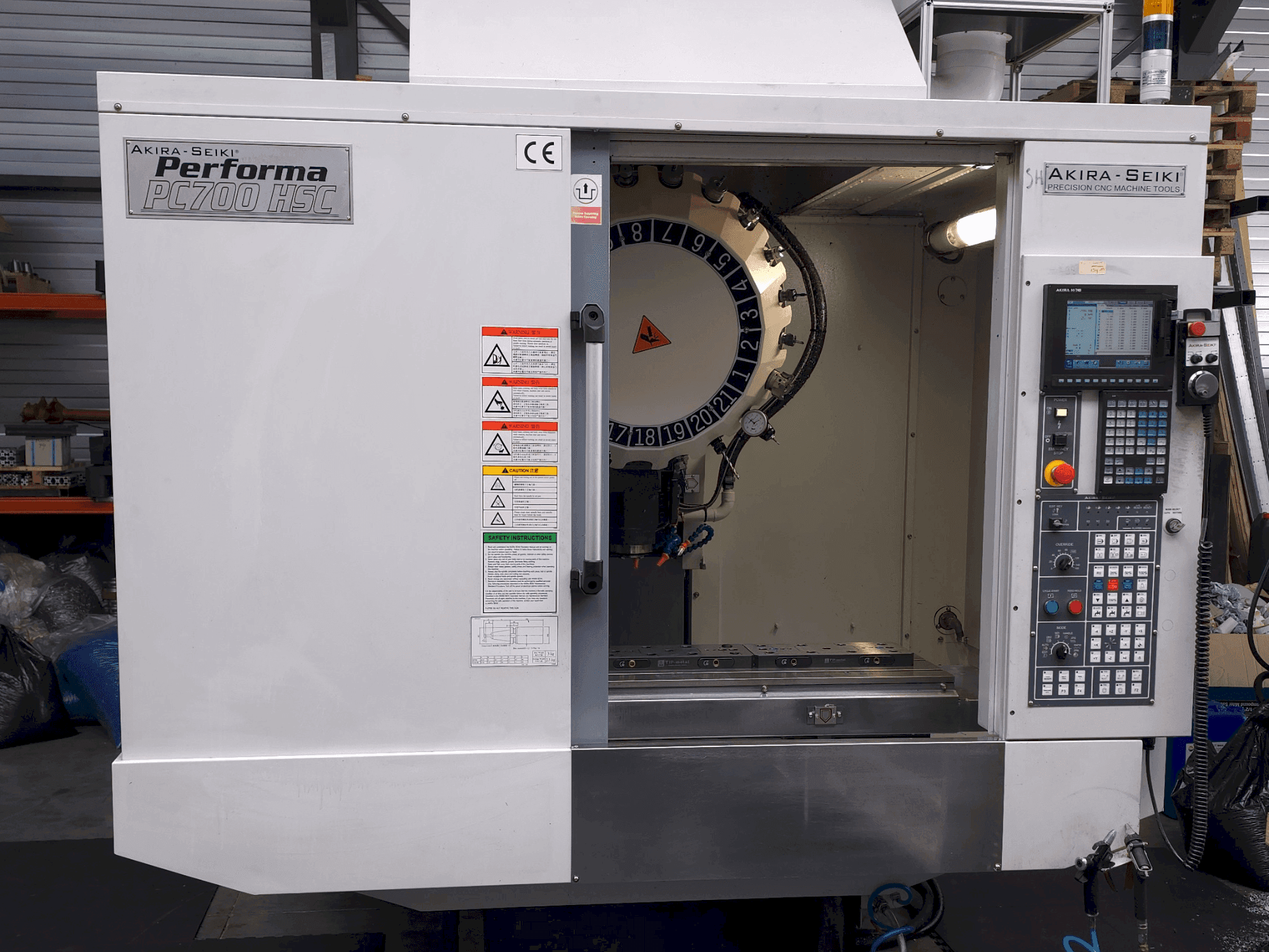 Vista frontale della macchina Akira Seiki PC700HSC