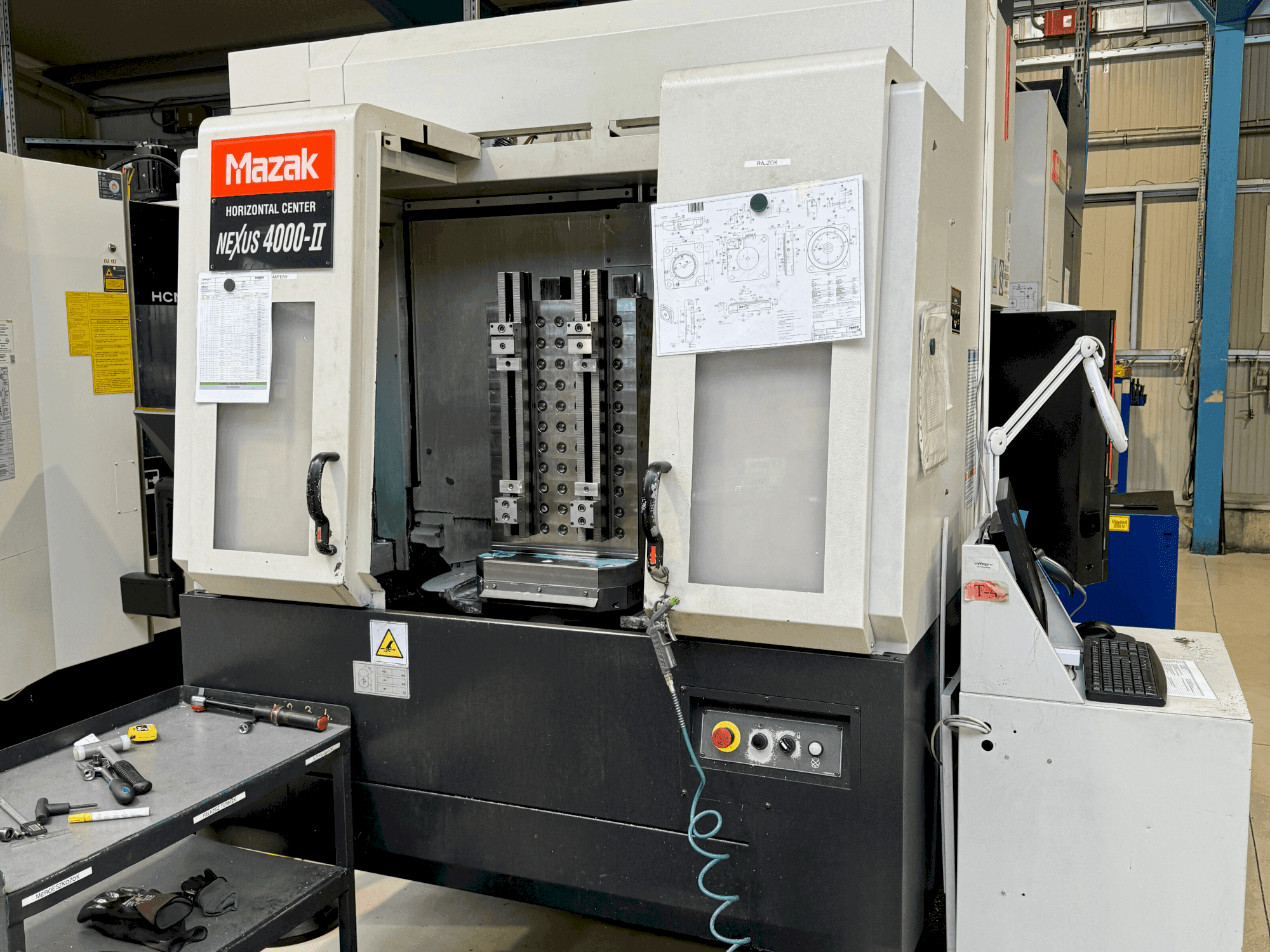 Vista frontale della macchina Mazak HCN 4000 II