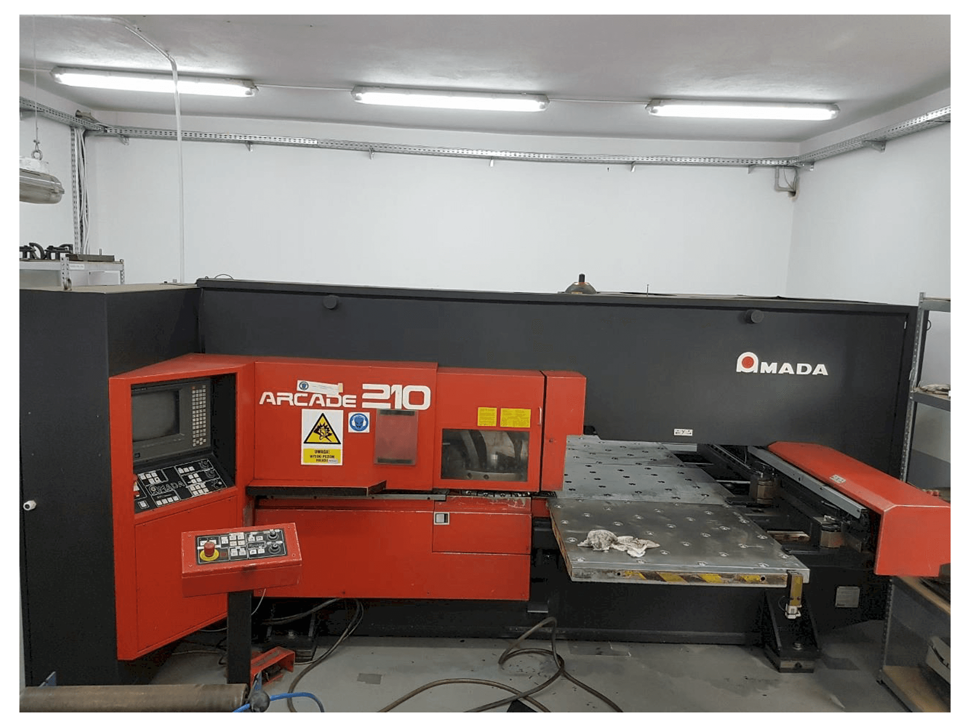 Vista frontale della macchina AMADA ARCADE 210