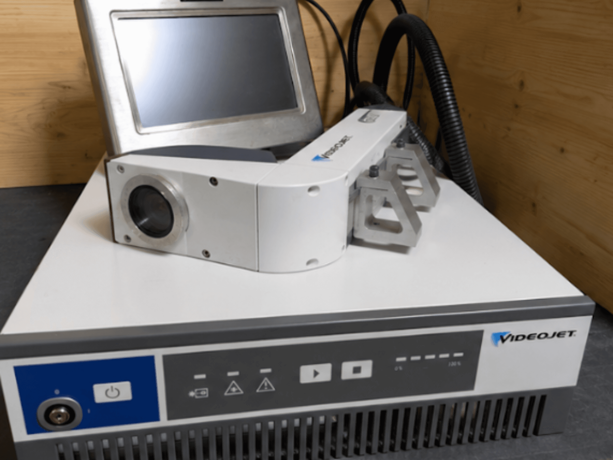Macchina per l'incisione laser Videojet 7230, vista frontale, che mostra il pannello di controllo e la testa laser con obiettivo e attacco.