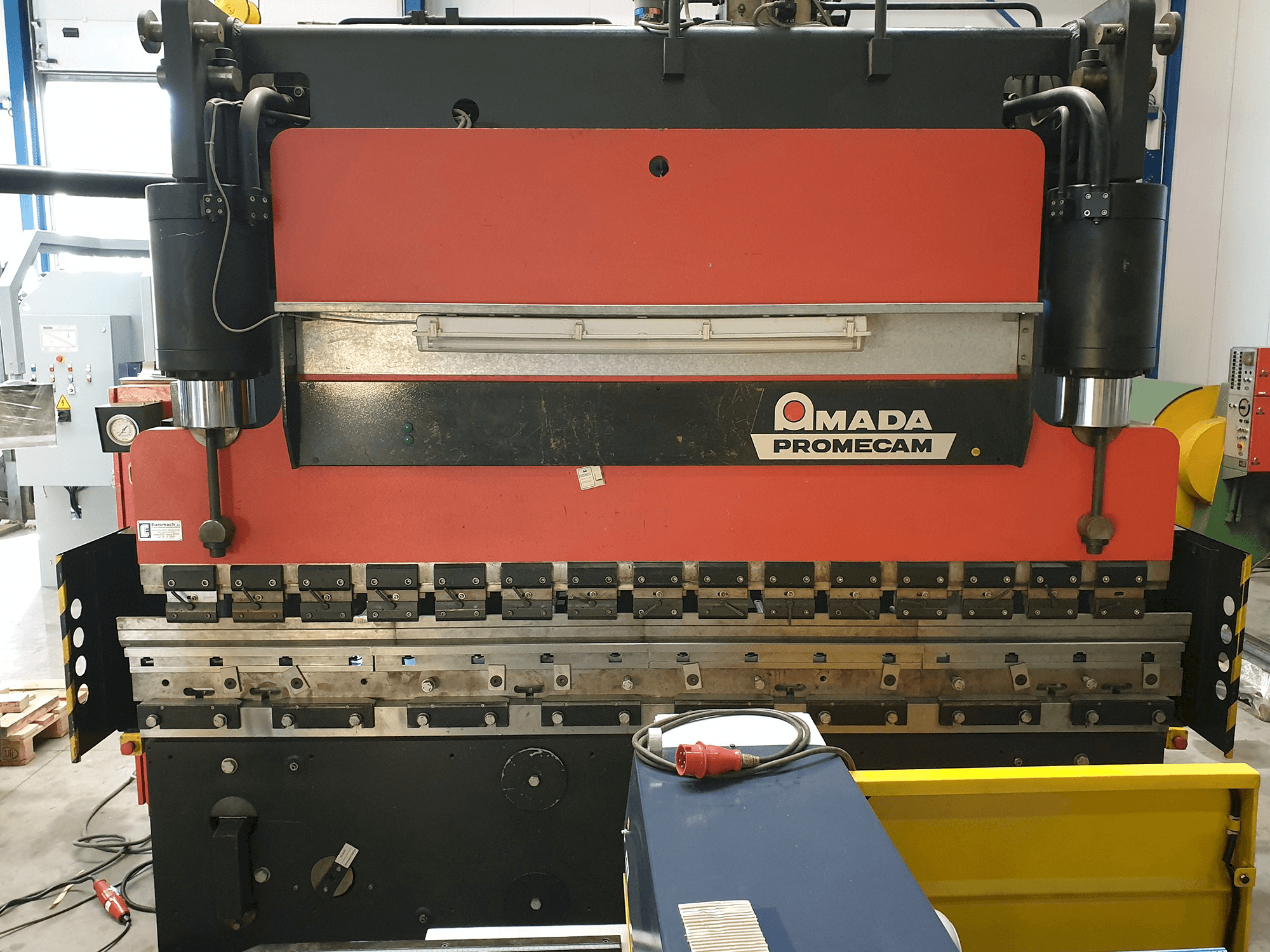 Vista frontale della macchina AMADA PROMECAM STPC 200/30