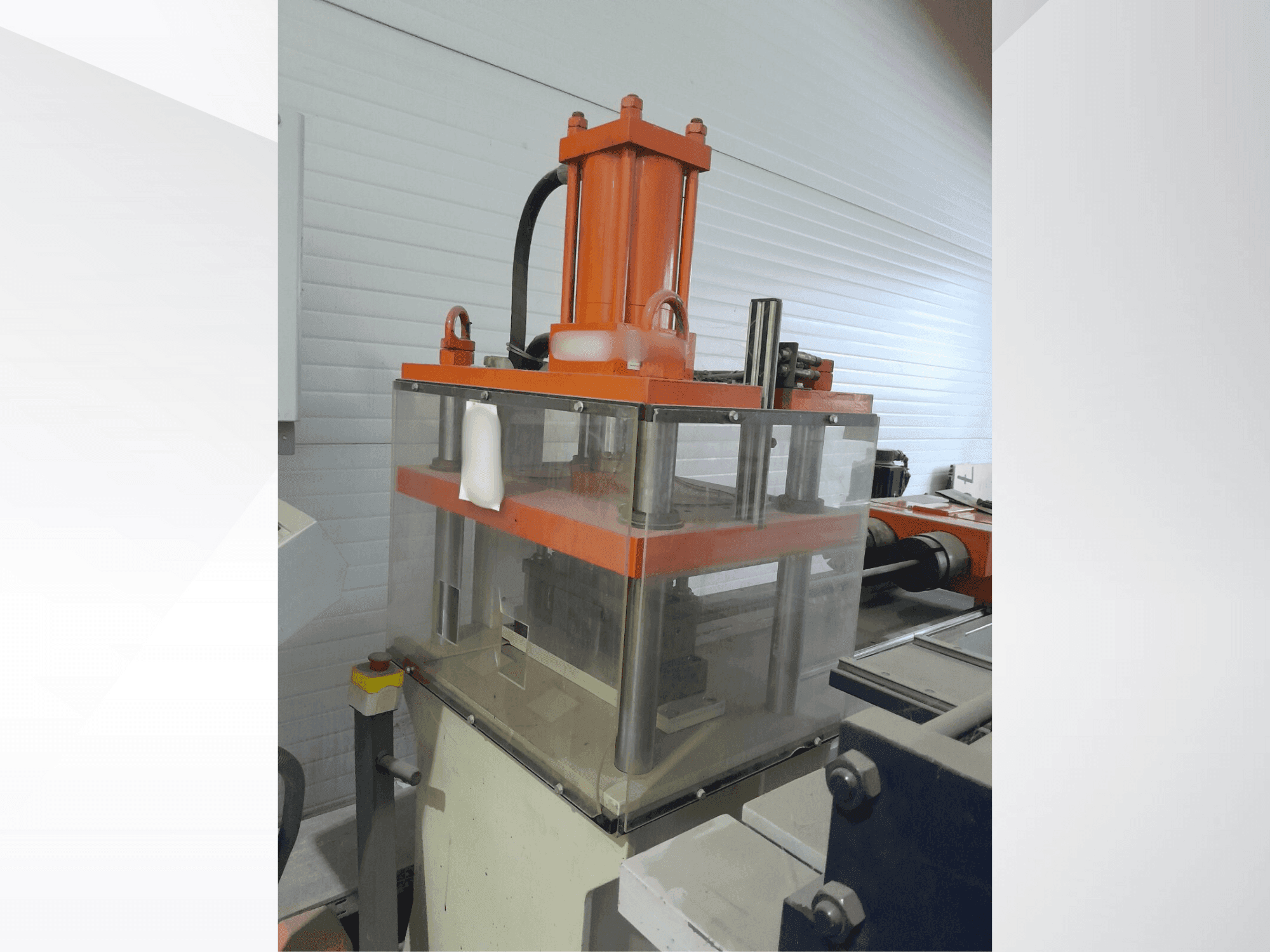 Vista frontale della macchina UZMA MAKINA PDM 30