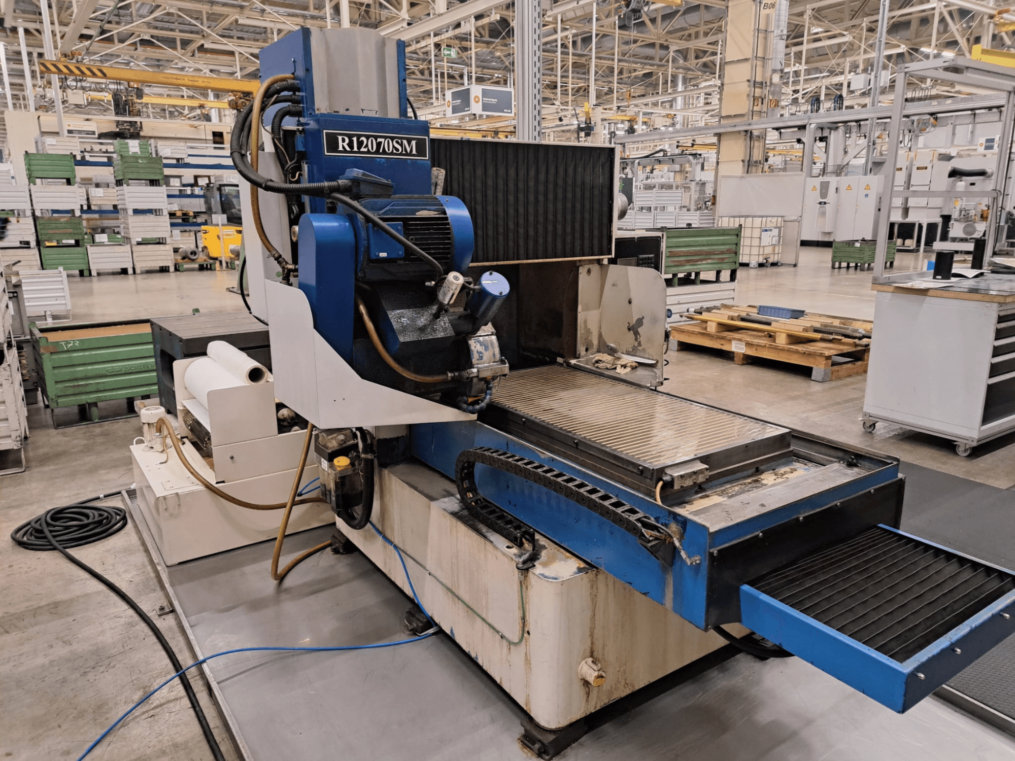 Rettificatrice piana LGB R12070SM in ambiente industriale, vista frontale, che ne mette in evidenza le caratteristiche operative e la configurazione.