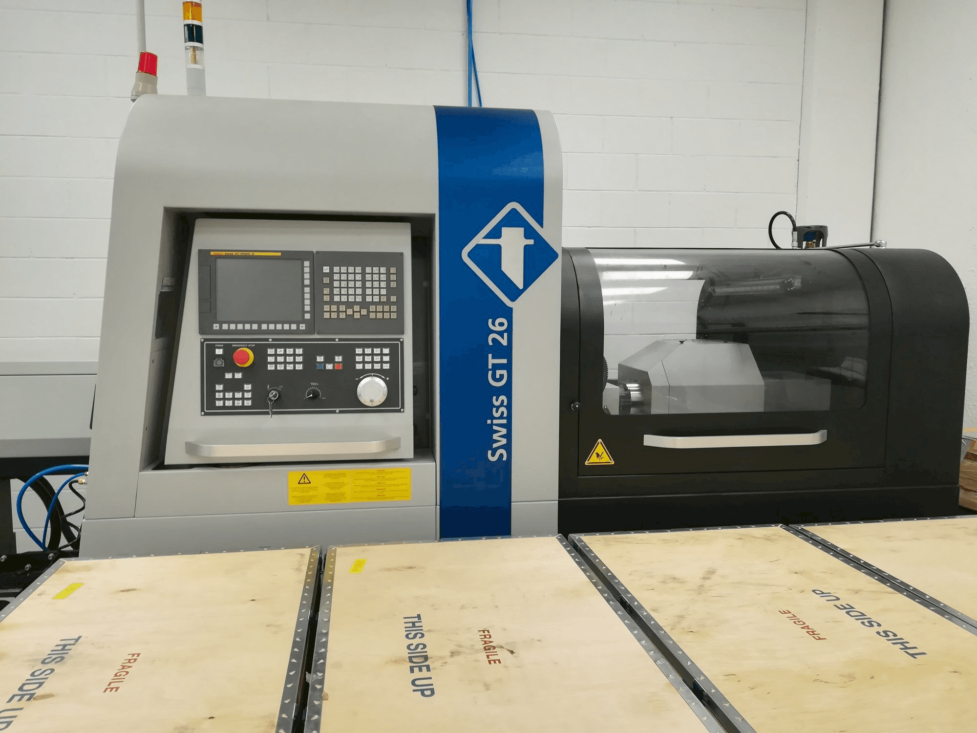 Vista frontale della macchina Swiss GT 26