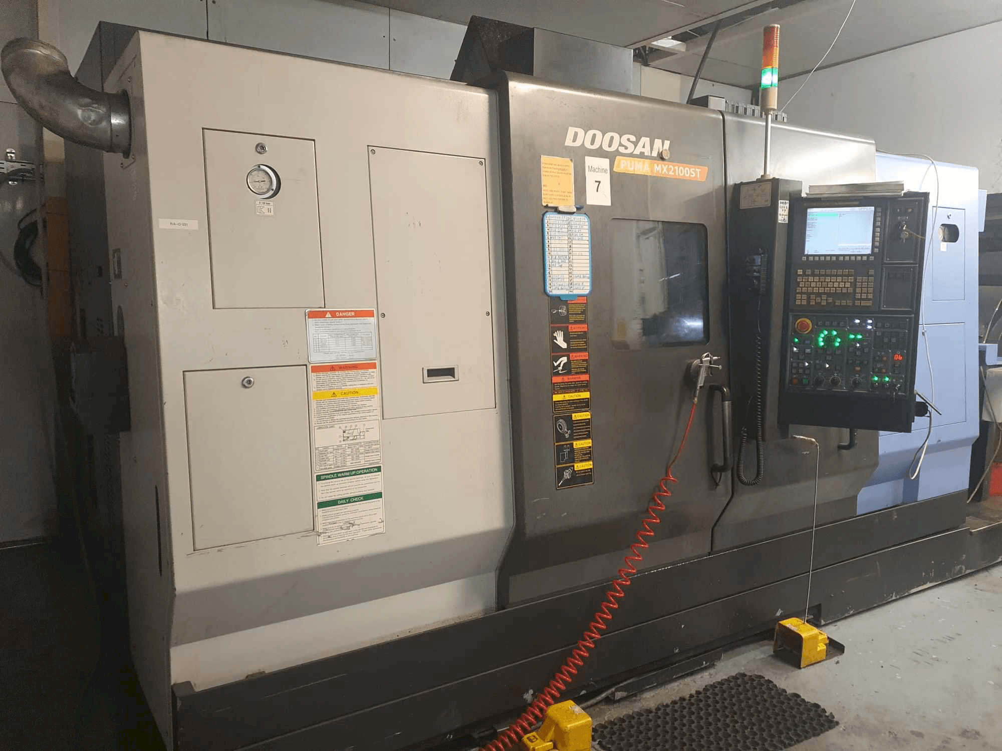 Vista frontale della macchina Doosan Puma MX2100ST