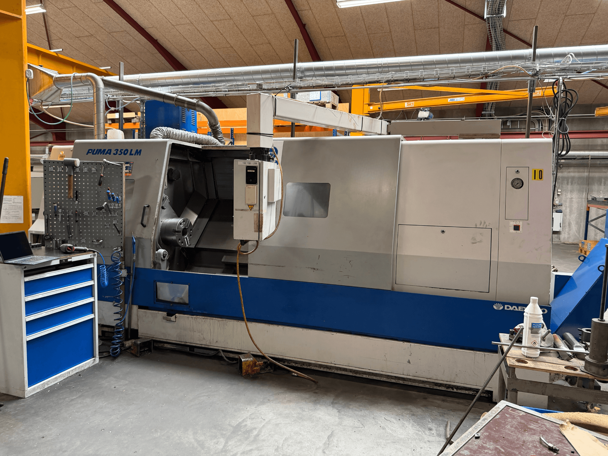 Tornio orizzontale DAEWOO Puma 350 LMA, vista laterale, che mostra il pannello di controllo e l'area di lavoro con gli utensili.