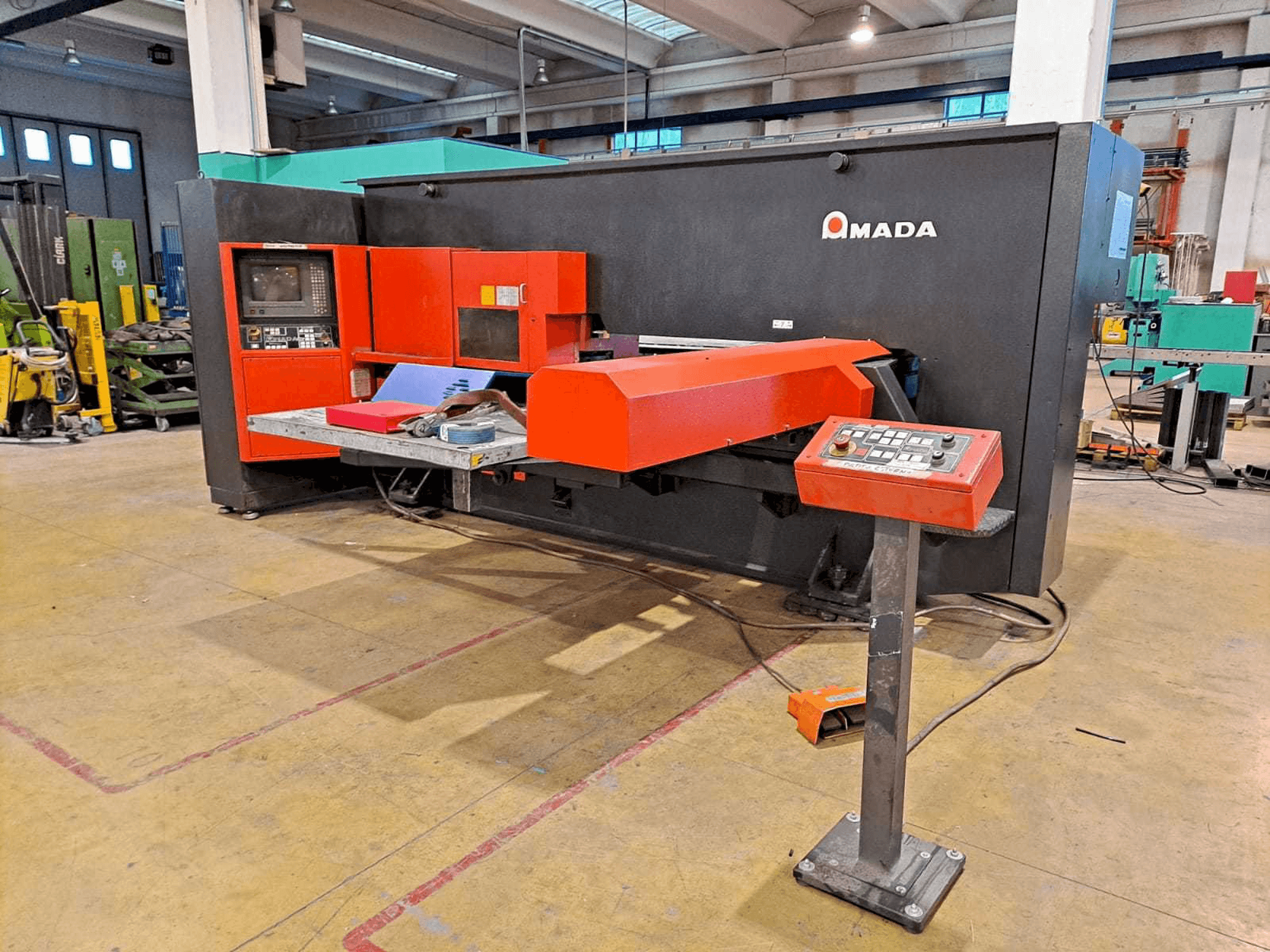 Vista frontale della macchina AMADA ARCADE 212