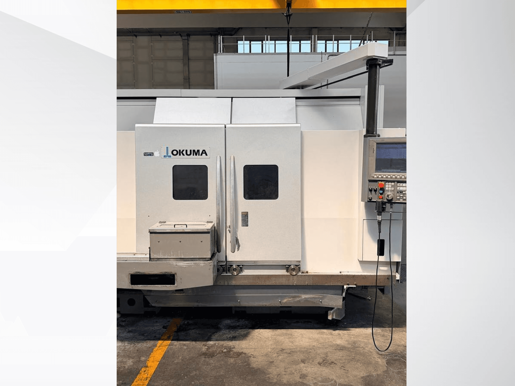 Tornio orizzontale Okuma LB 3000 EX MYW 800, vista laterale, con pannello di controllo e sportelli di accesso.