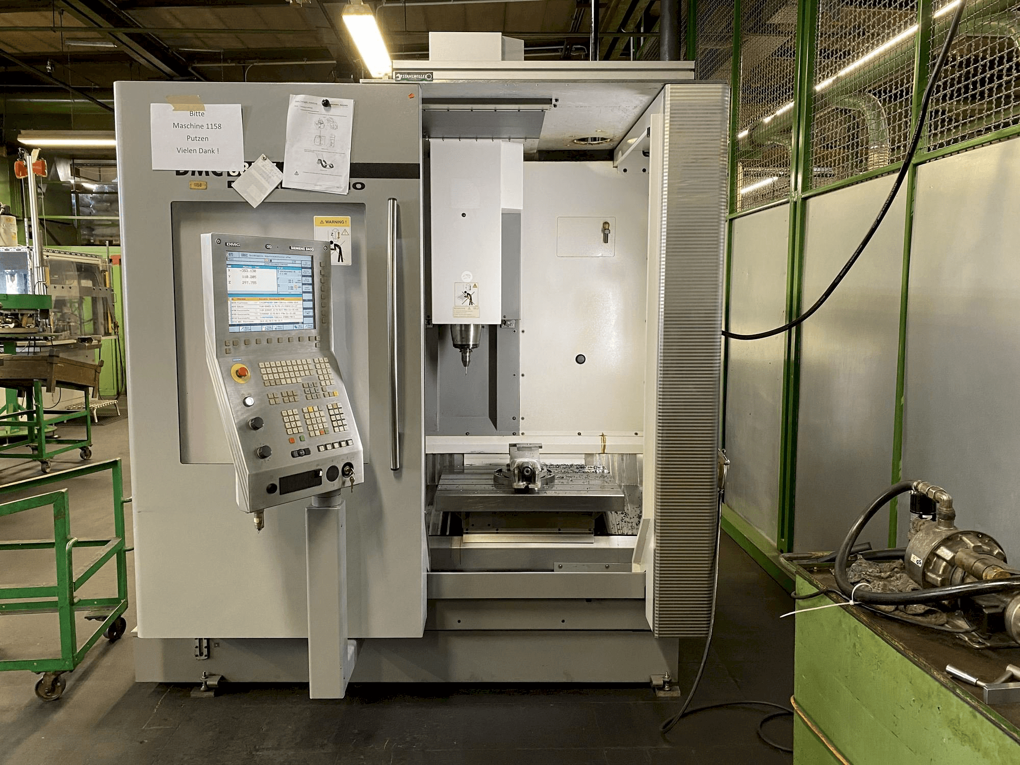 Vista frontale della macchina DECKEL MAHO DMC 635V