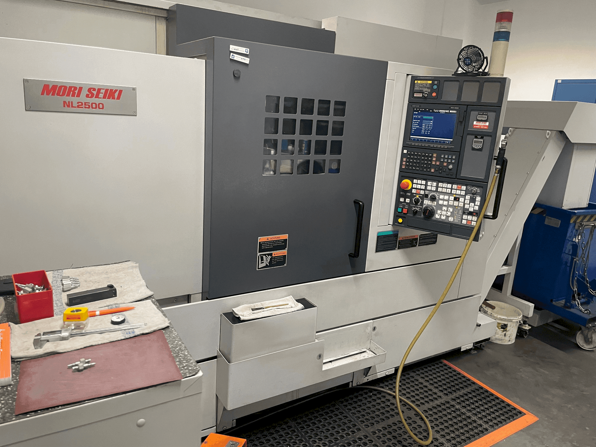 Vista frontale della macchina MORI SEIKI NL2500Y/700