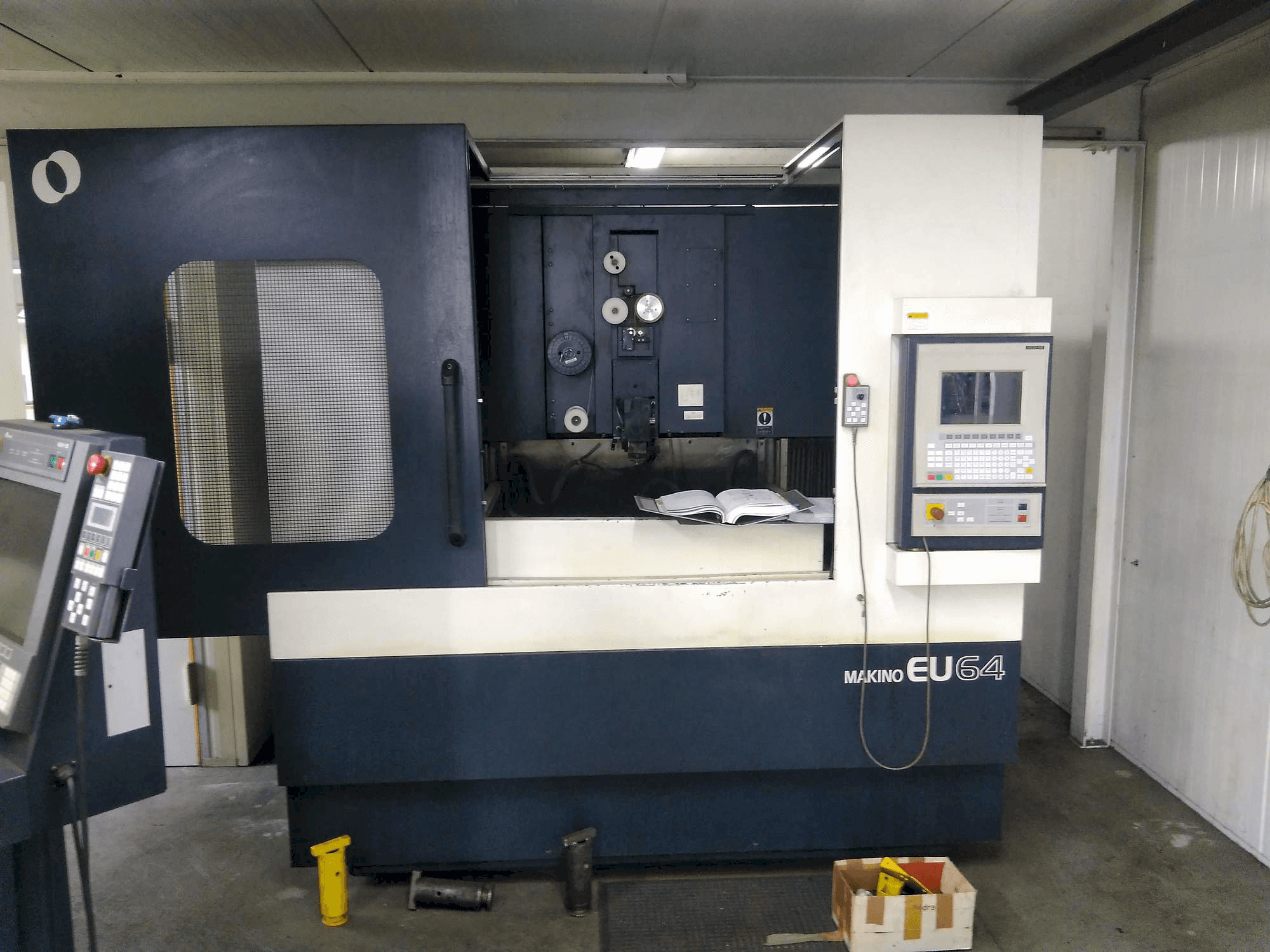 Vista frontale della macchina Makino EU64