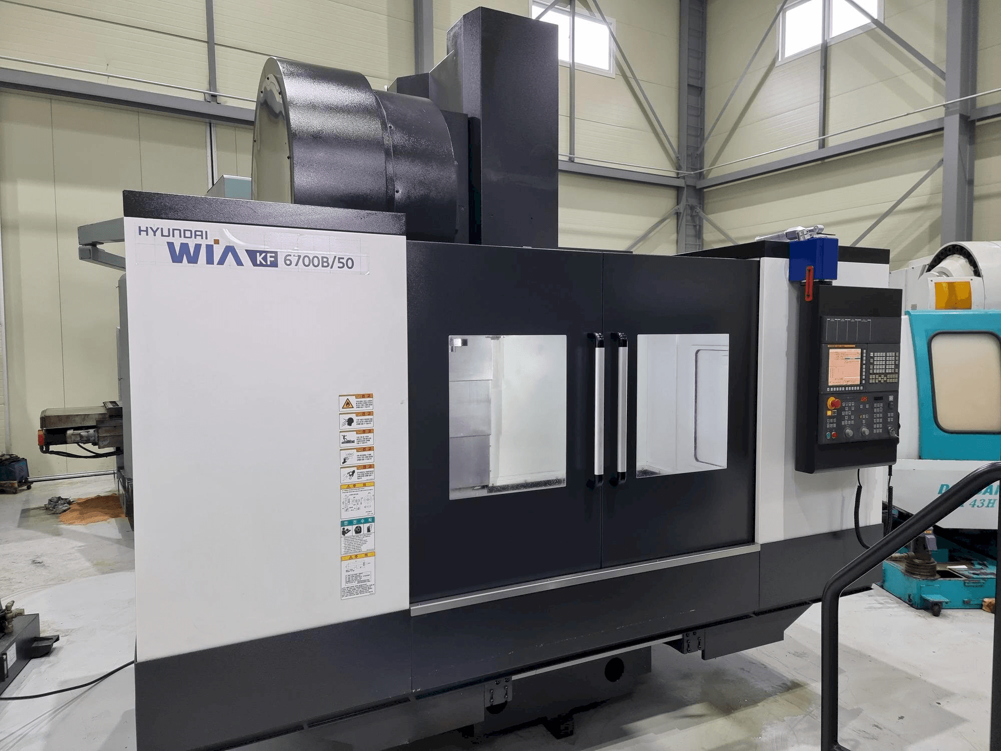 Vista frontale della macchina Hyundai Wia KF 6700B/50