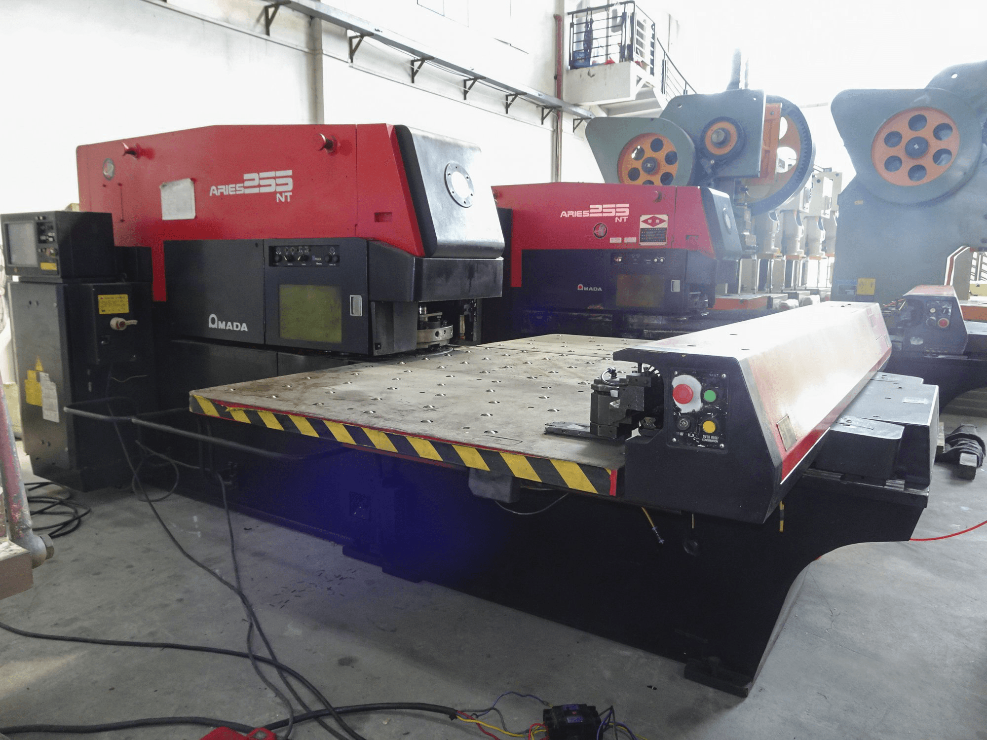 Vista lato destro della macchina AMADA ARIES 255NT