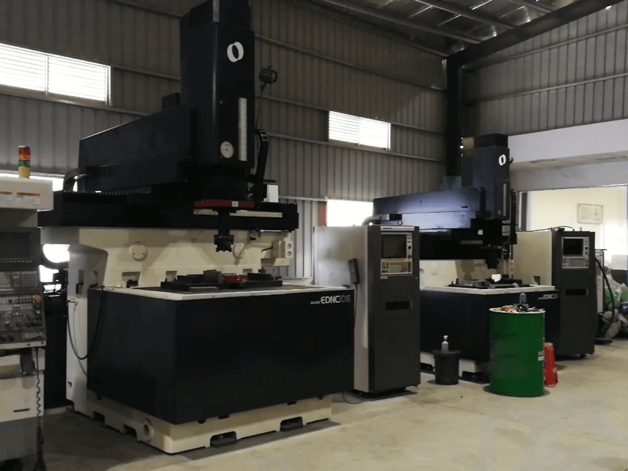 Vista lato destro della macchina Makino EDNC106